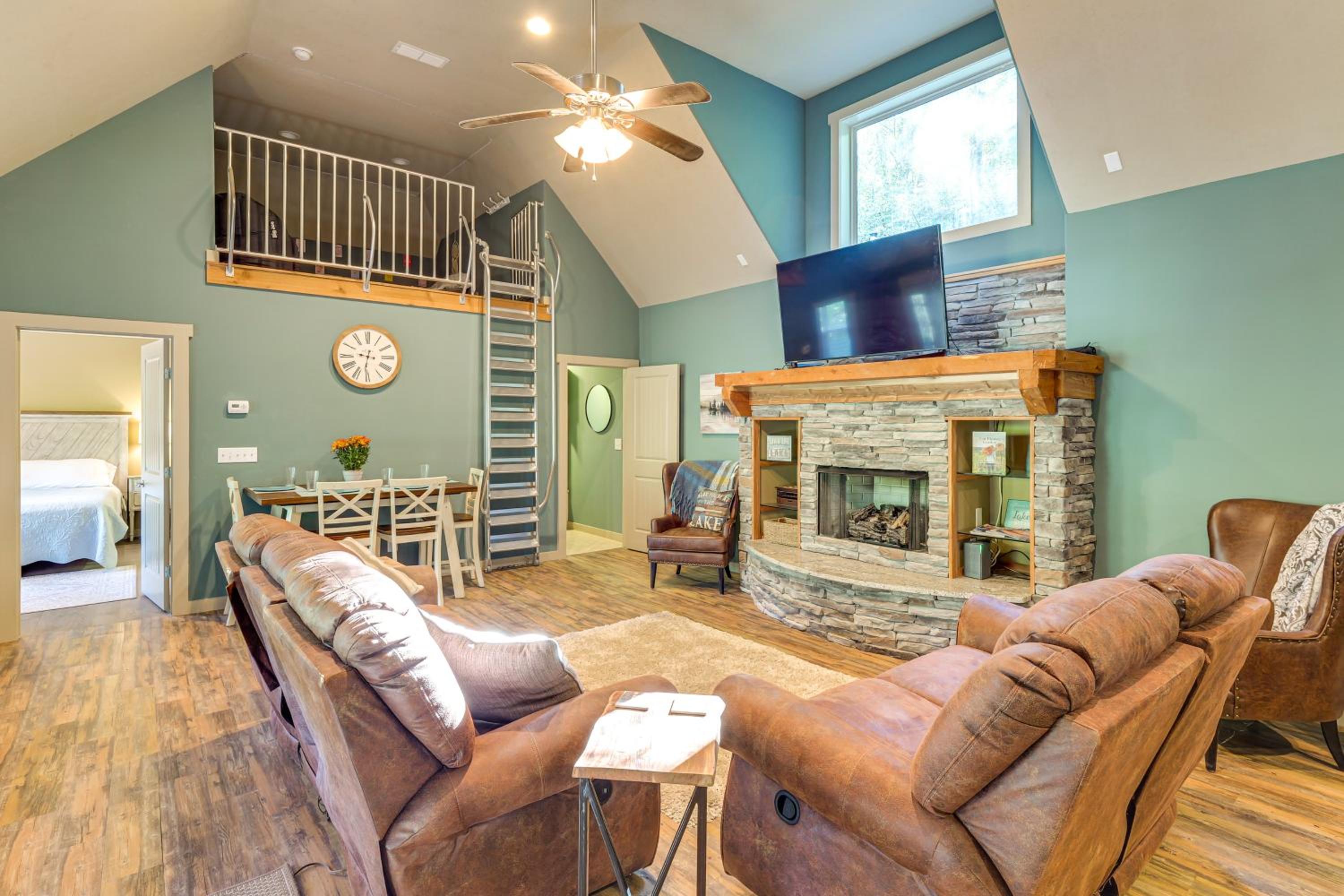 Walk to Marina Center Hill Lake Home with Hot Tub