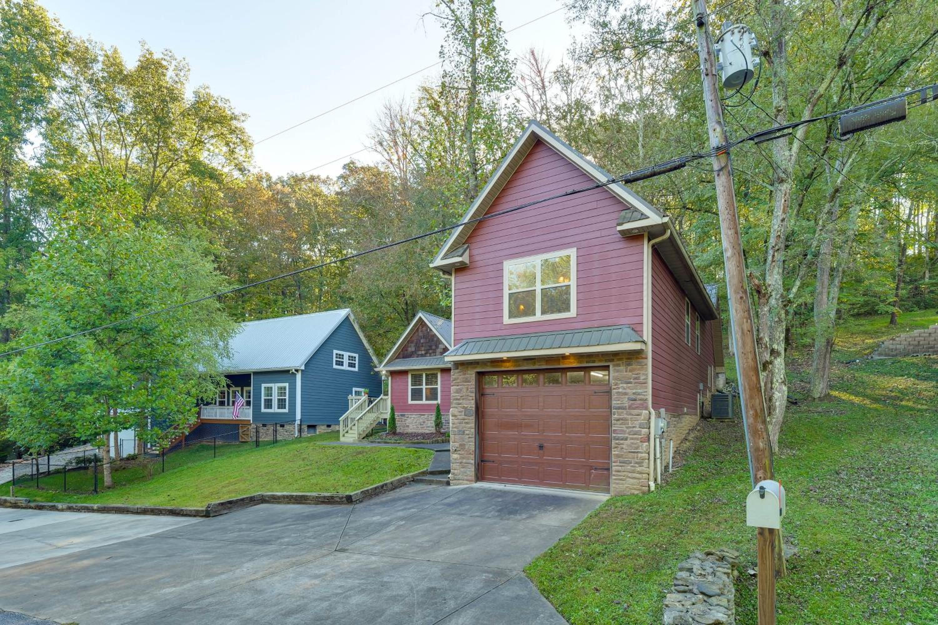 Walk to Marina Center Hill Lake Home with Hot Tub