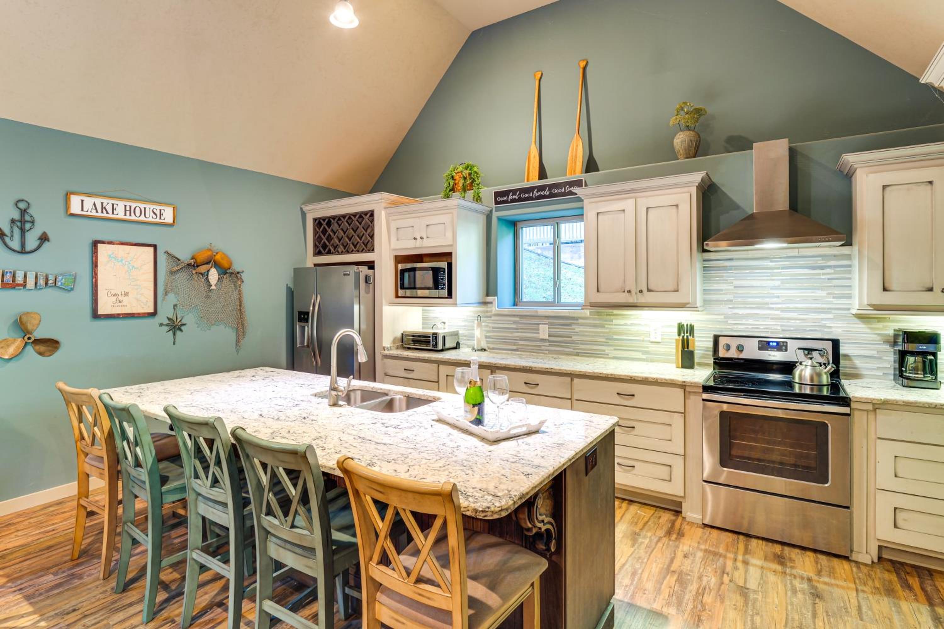 Walk to Marina Center Hill Lake Home with Hot Tub
