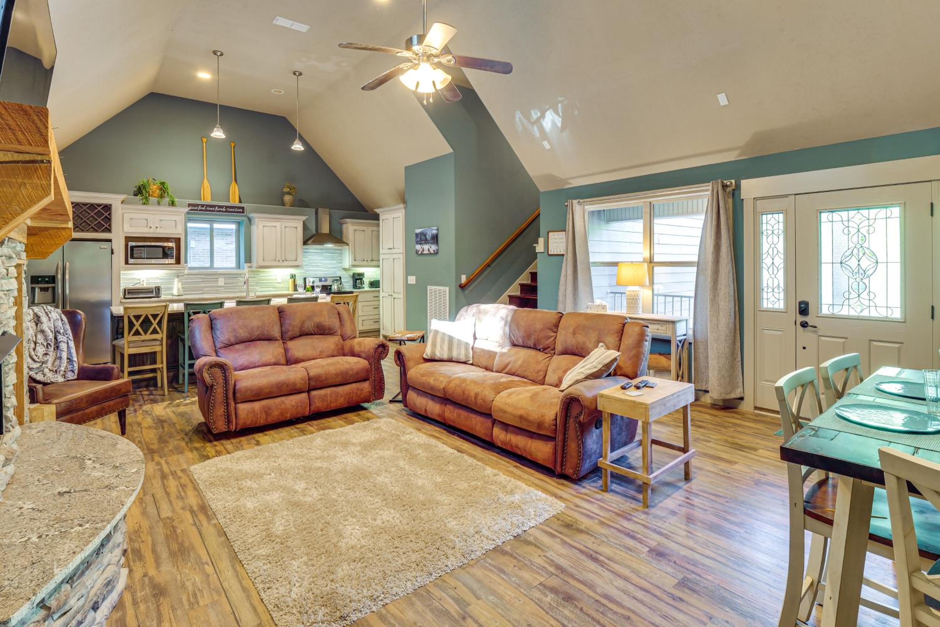 Walk to Marina Center Hill Lake Home with Hot Tub