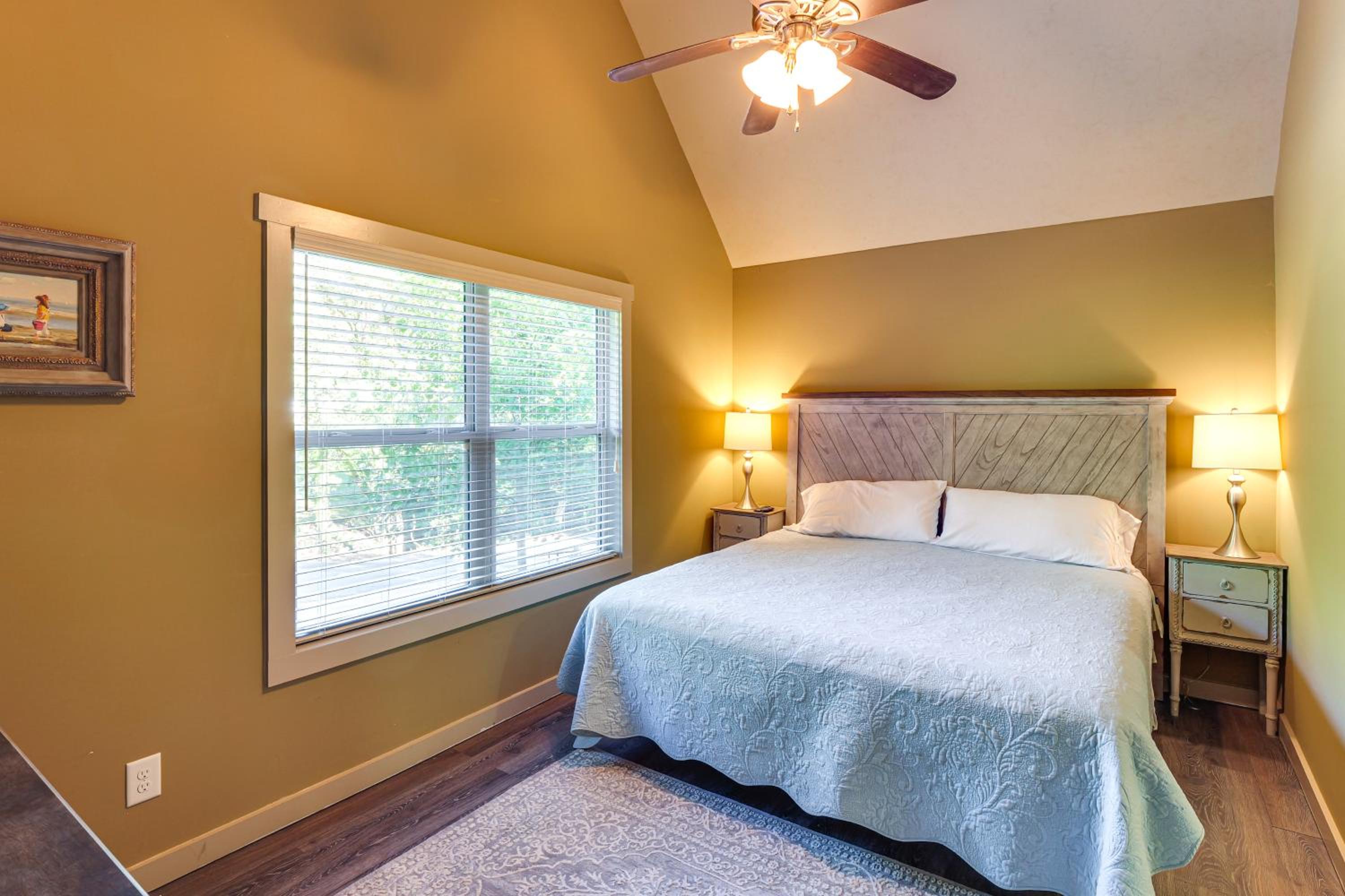 Walk to Marina Center Hill Lake Home with Hot Tub