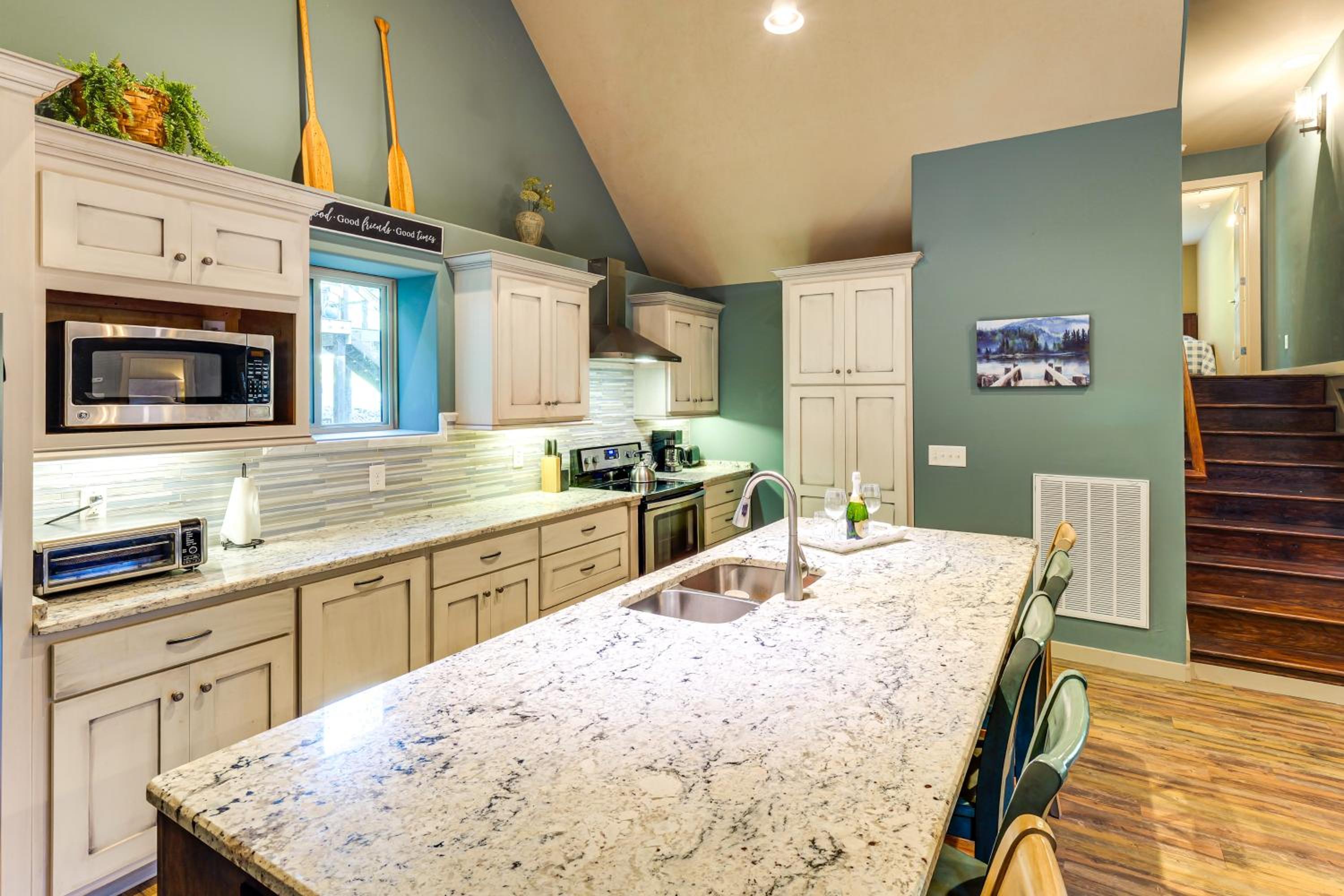 Walk to Marina Center Hill Lake Home with Hot Tub