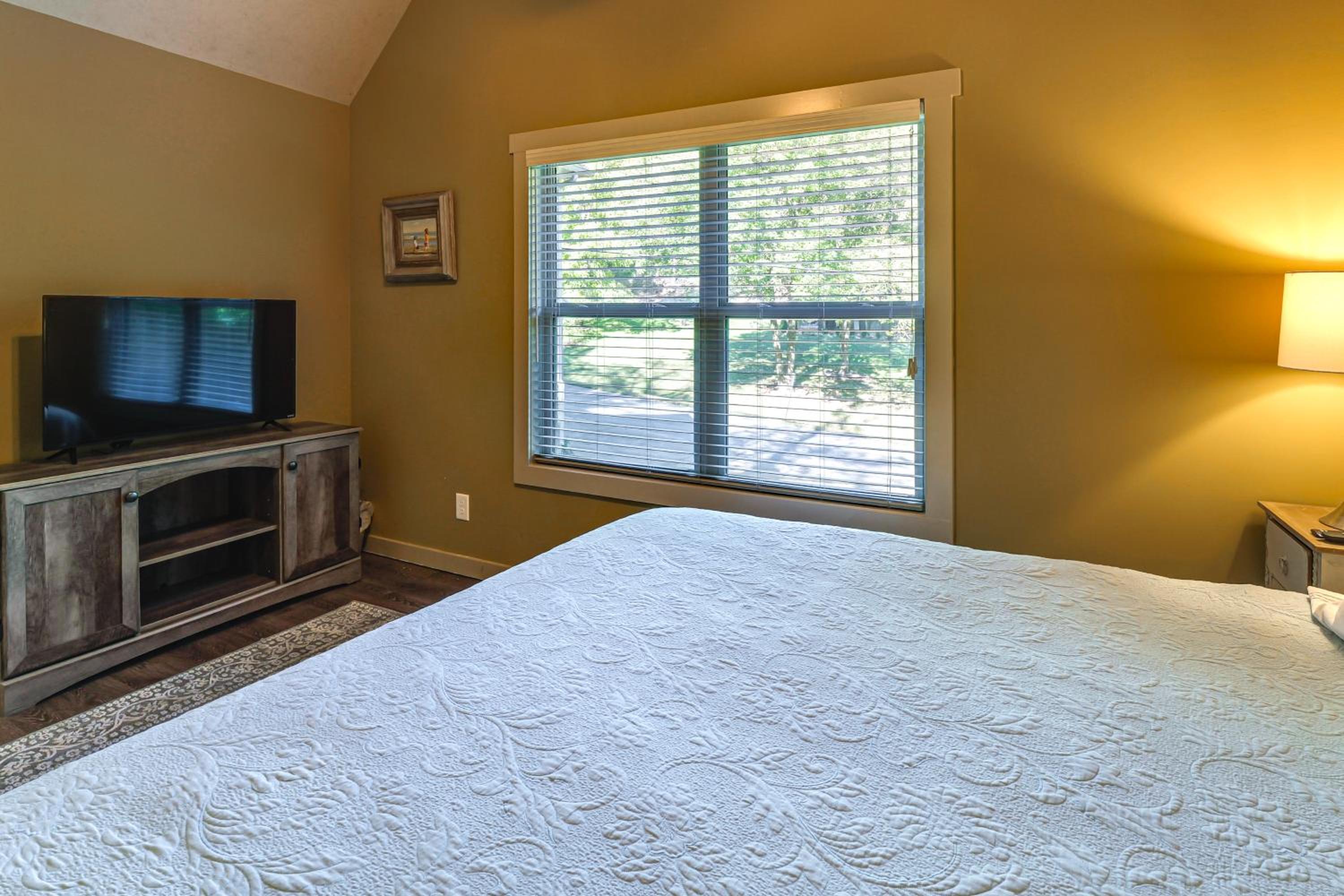 Walk to Marina Center Hill Lake Home with Hot Tub