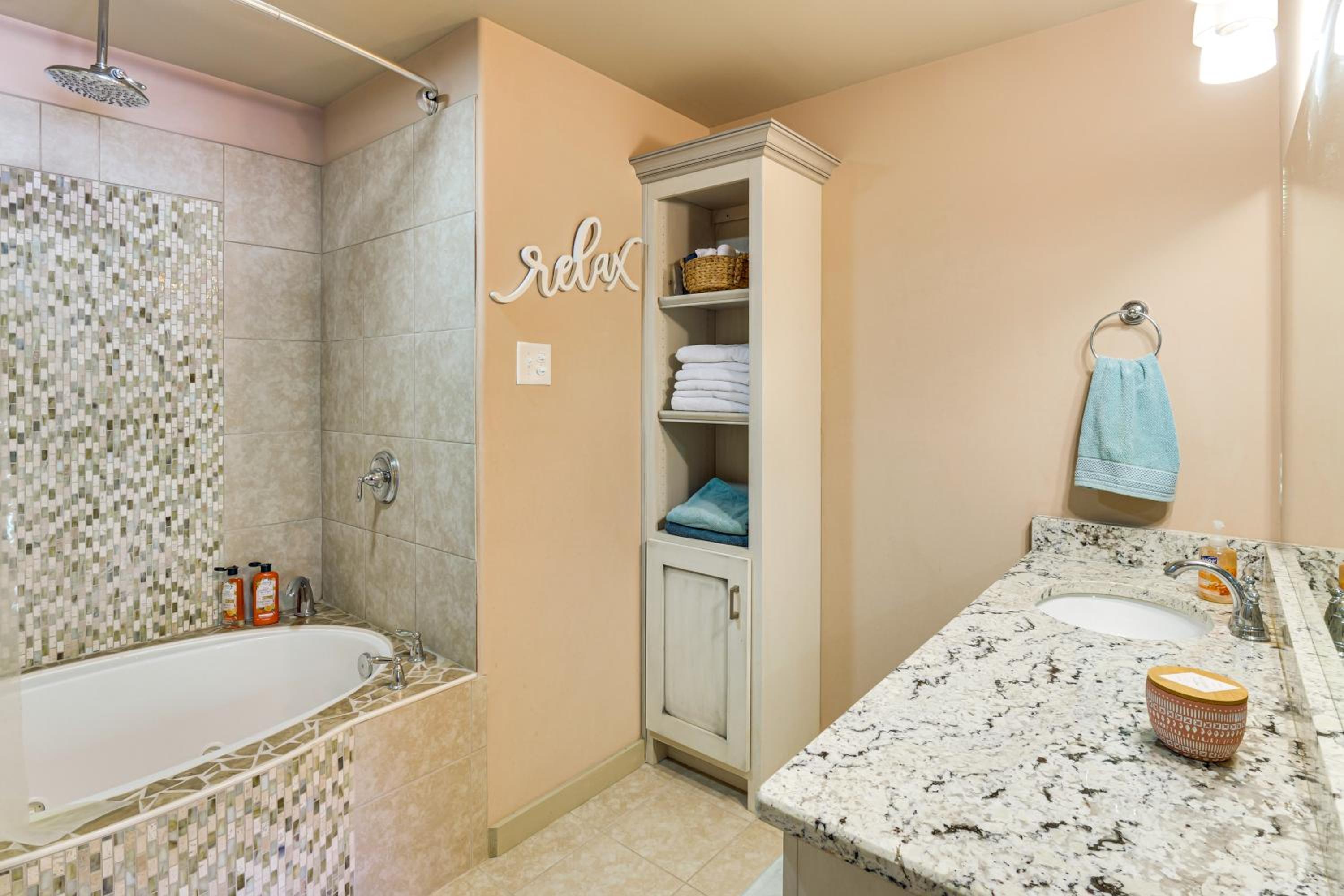 Walk to Marina Center Hill Lake Home with Hot Tub