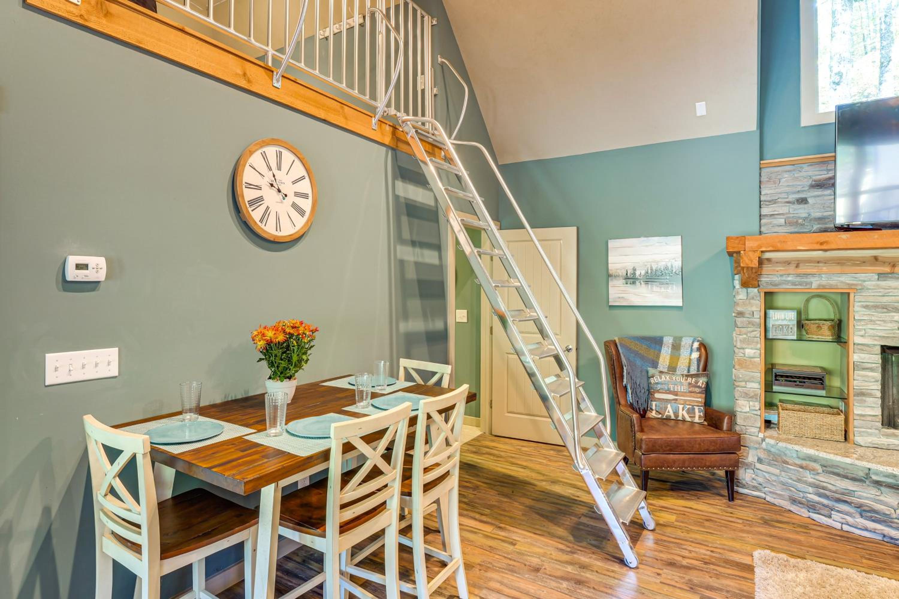 Walk to Marina Center Hill Lake Home with Hot Tub