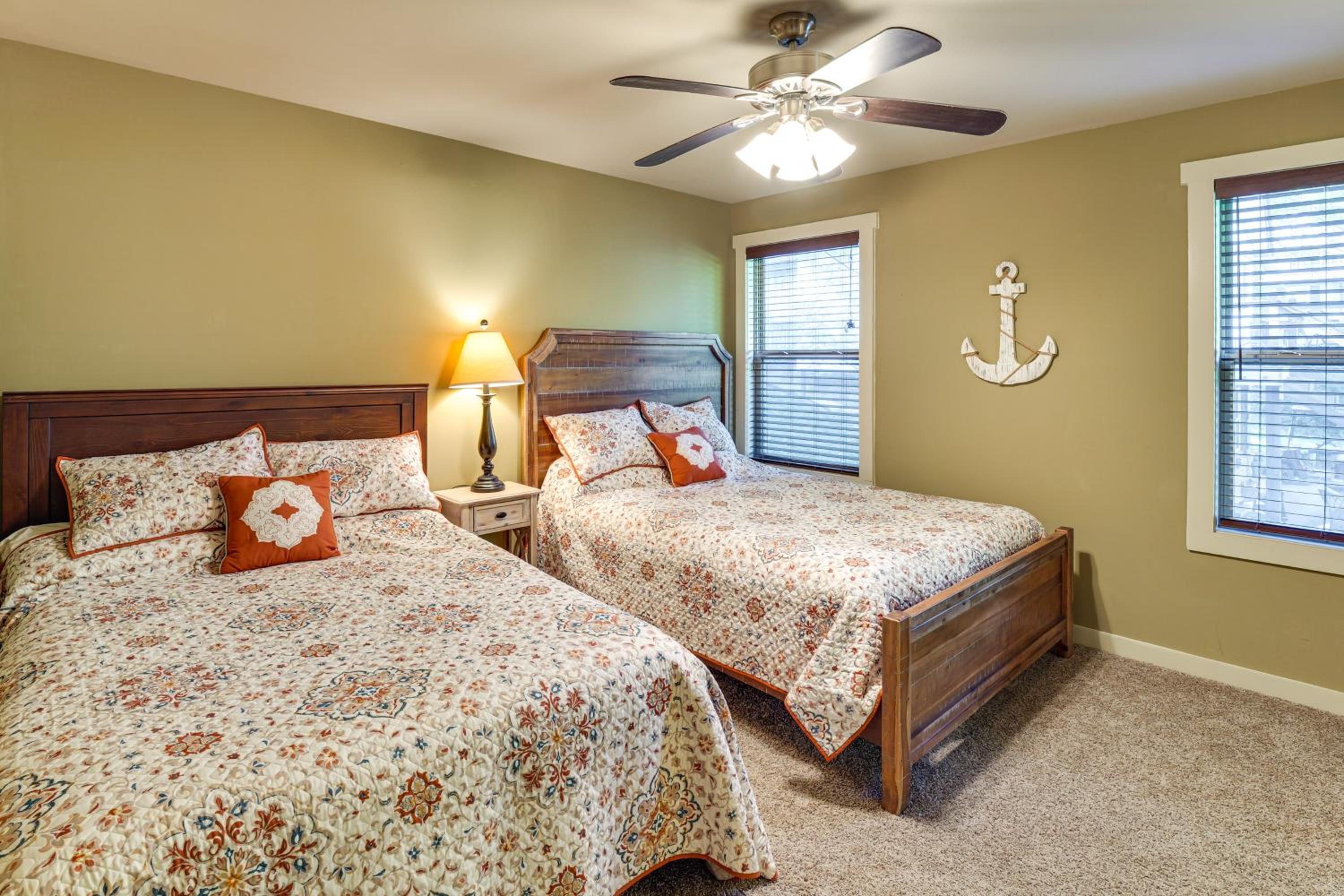 Walk to Marina Center Hill Lake Home with Hot Tub