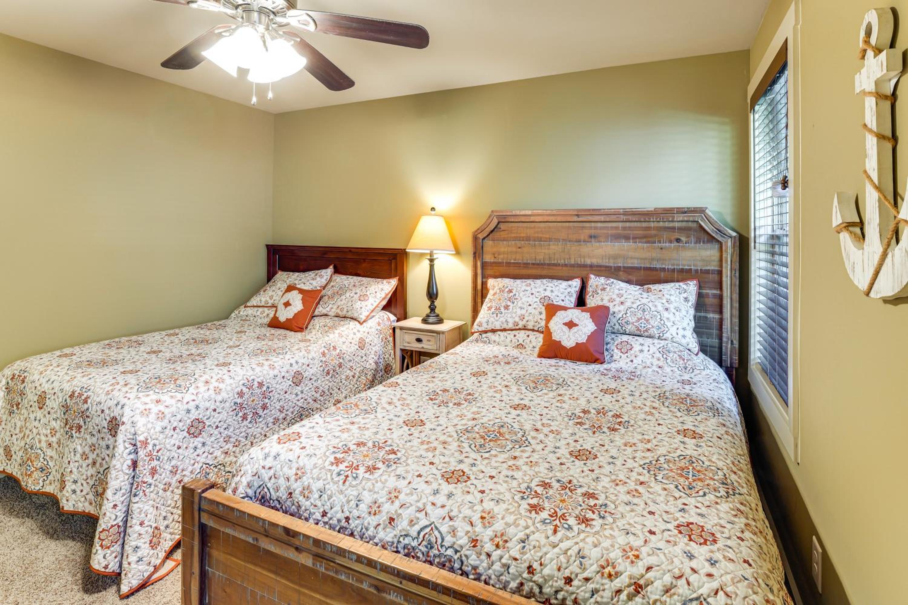 Walk to Marina Center Hill Lake Home with Hot Tub