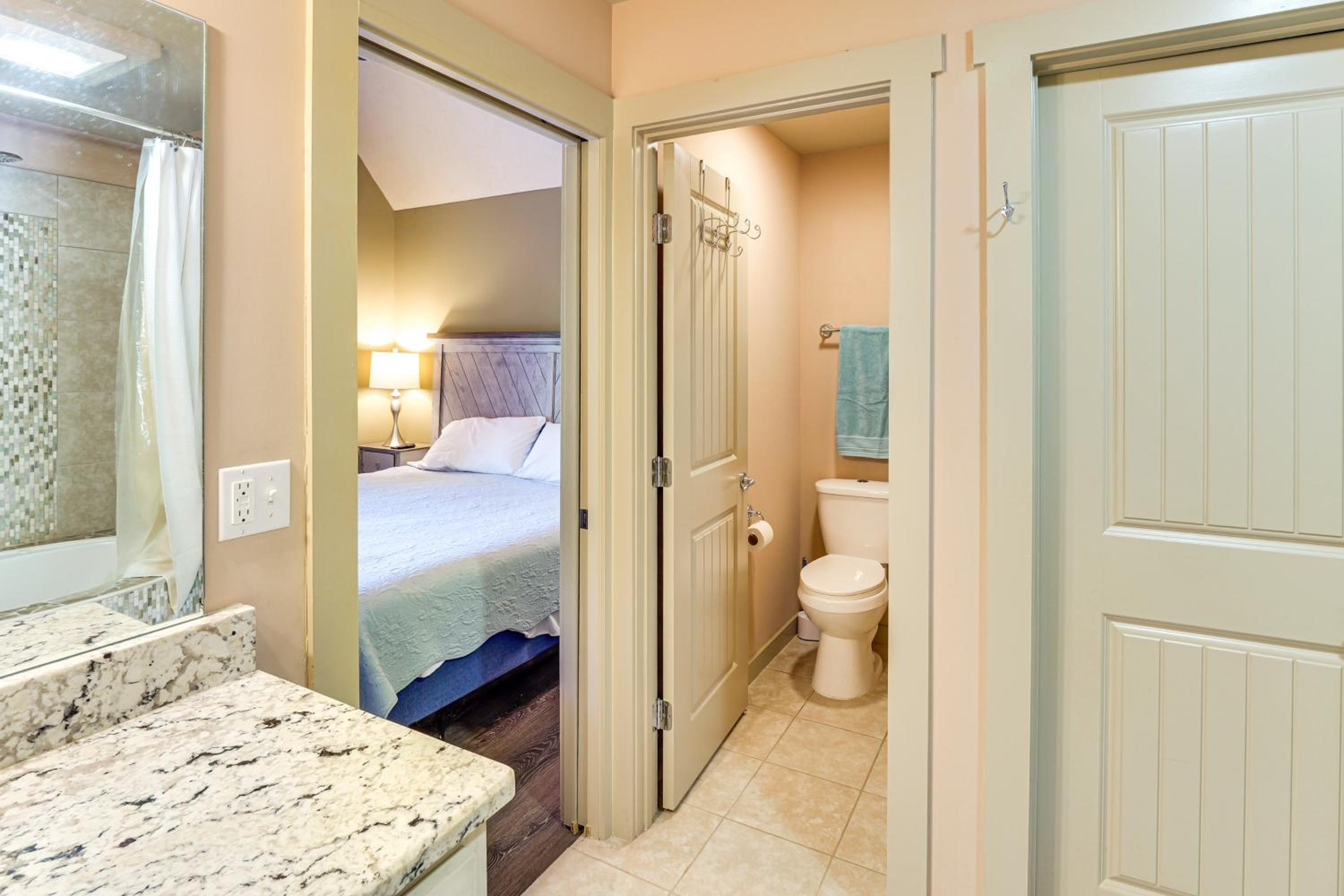 Walk to Marina Center Hill Lake Home with Hot Tub