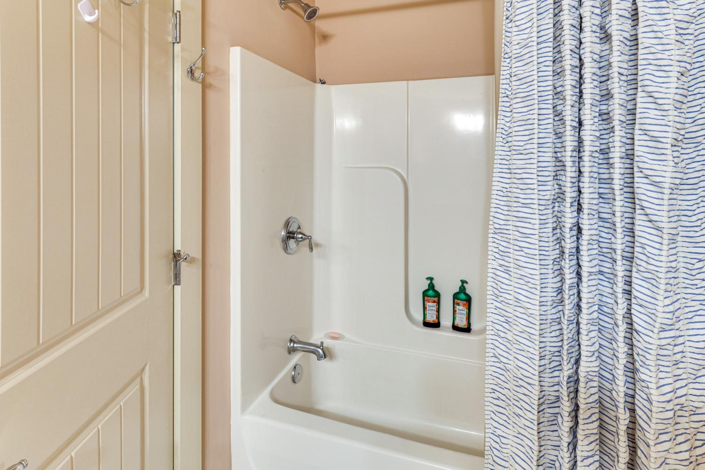 Walk to Marina Center Hill Lake Home with Hot Tub