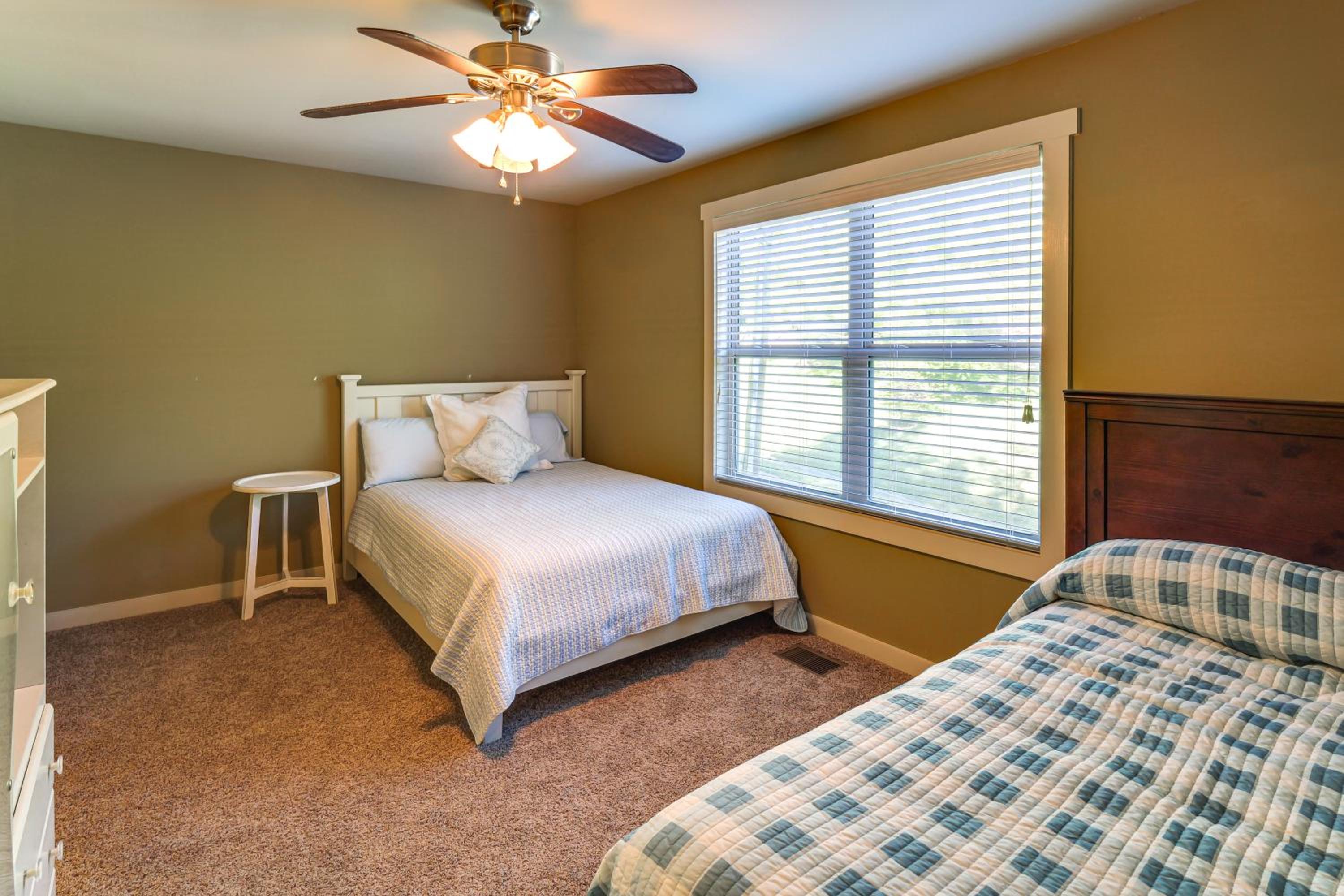 Walk to Marina Center Hill Lake Home with Hot Tub