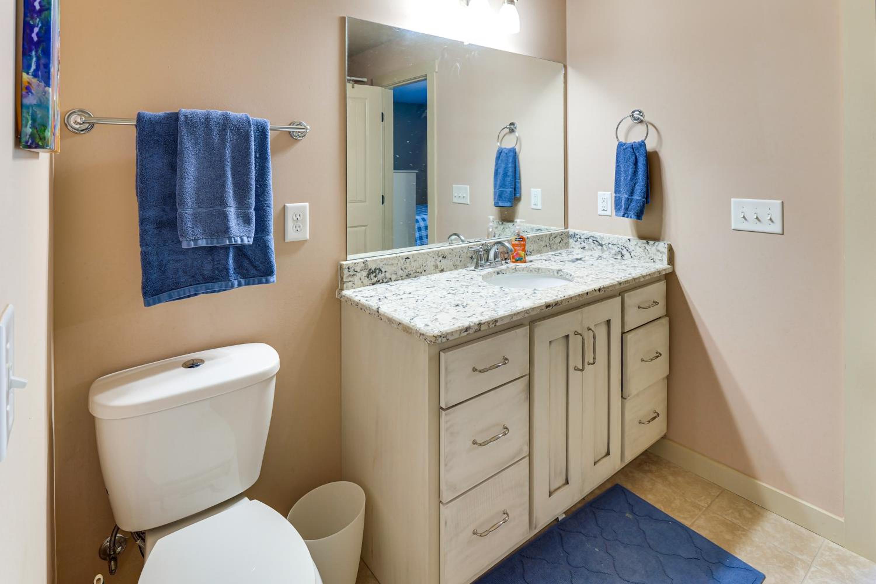 Walk to Marina Center Hill Lake Home with Hot Tub