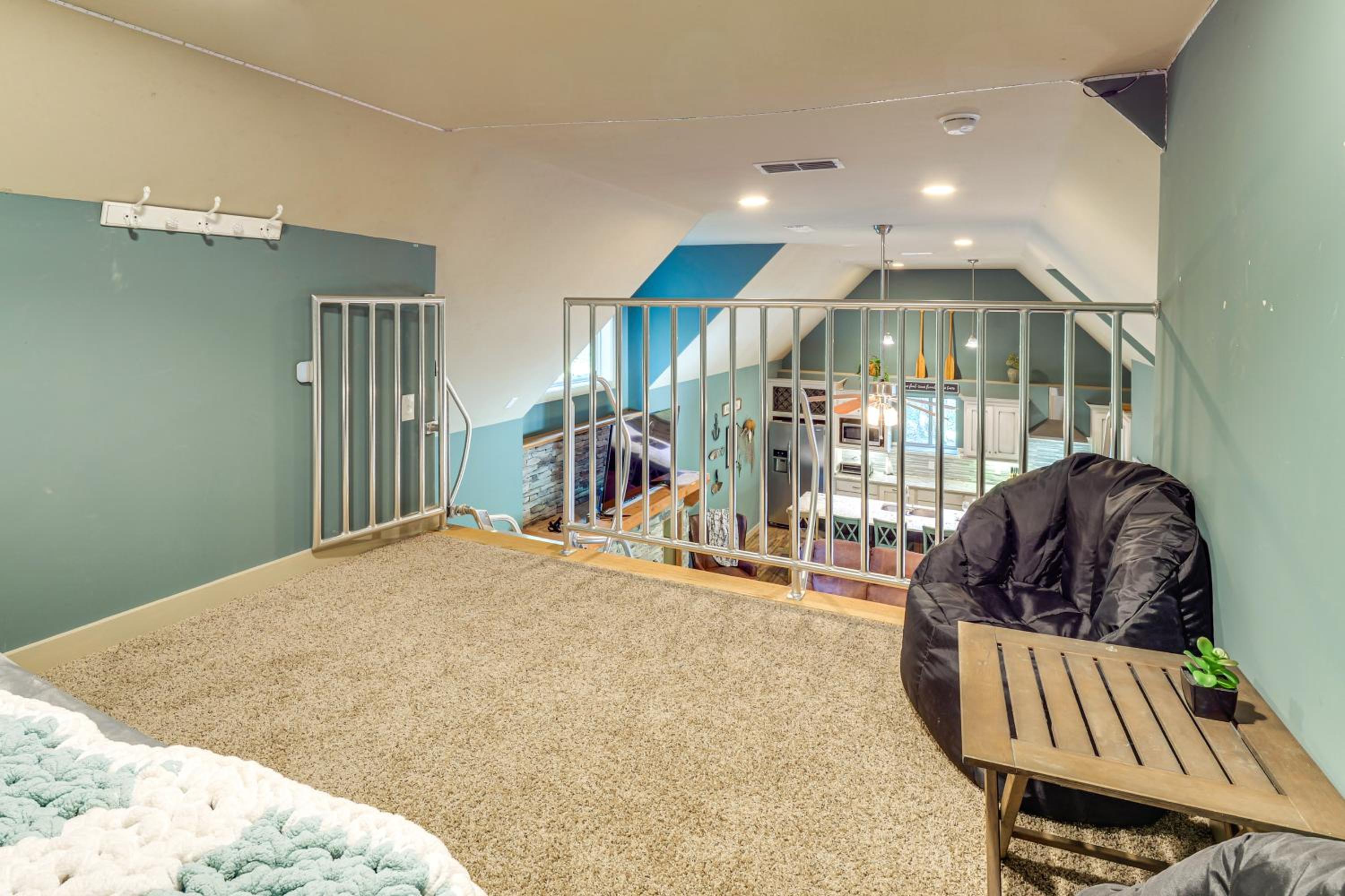 Walk to Marina Center Hill Lake Home with Hot Tub
