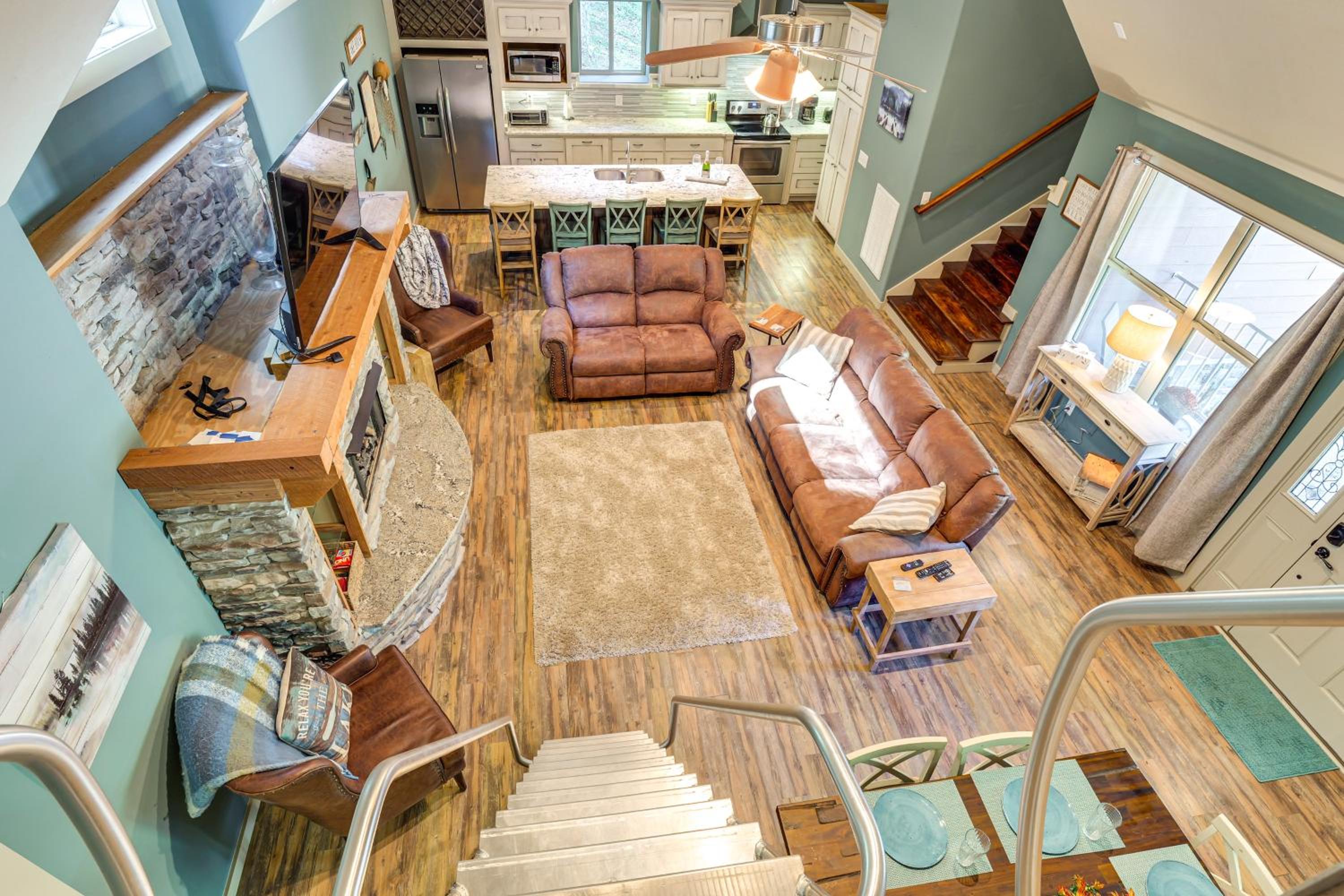 Walk to Marina Center Hill Lake Home with Hot Tub