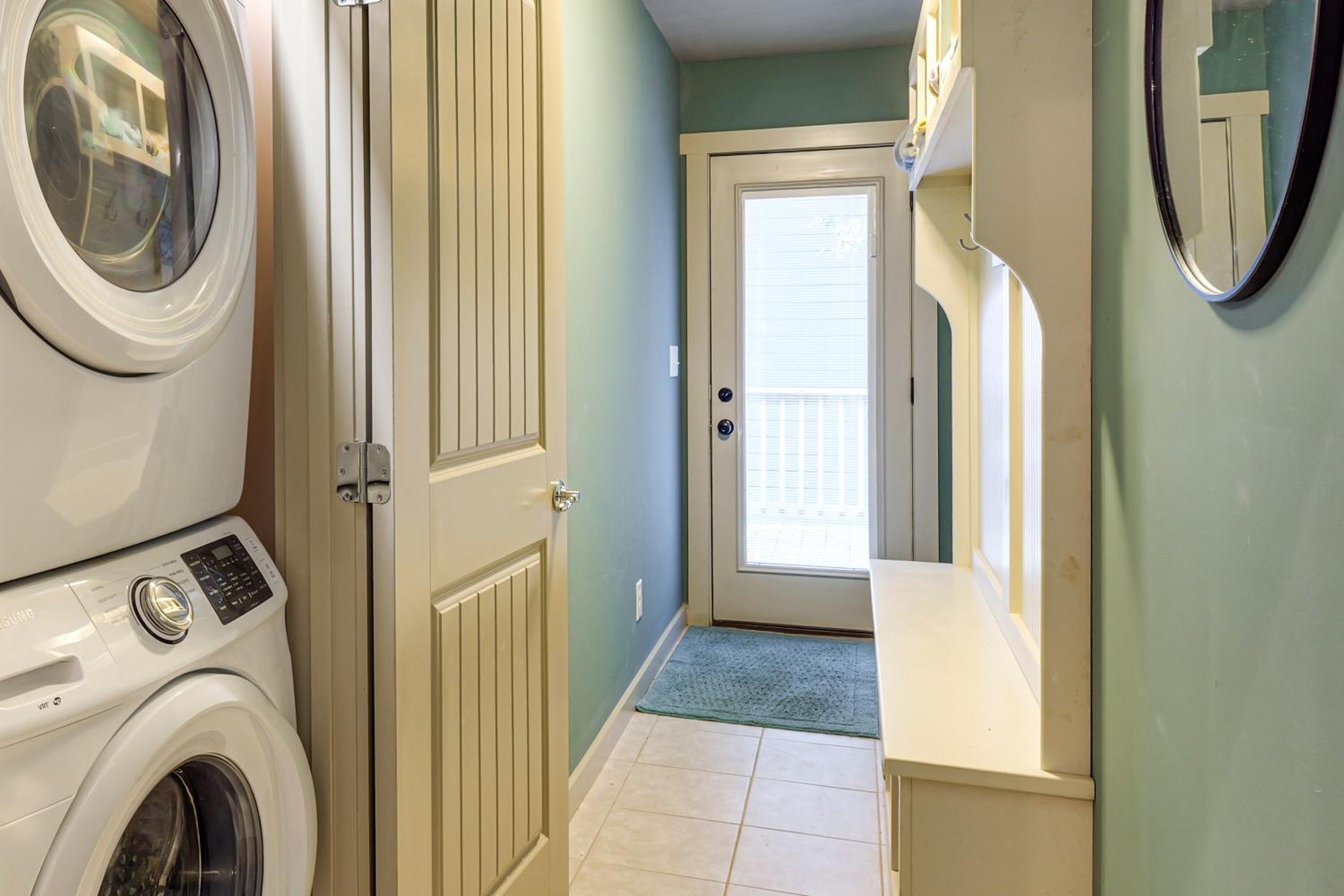 Walk to Marina Center Hill Lake Home with Hot Tub