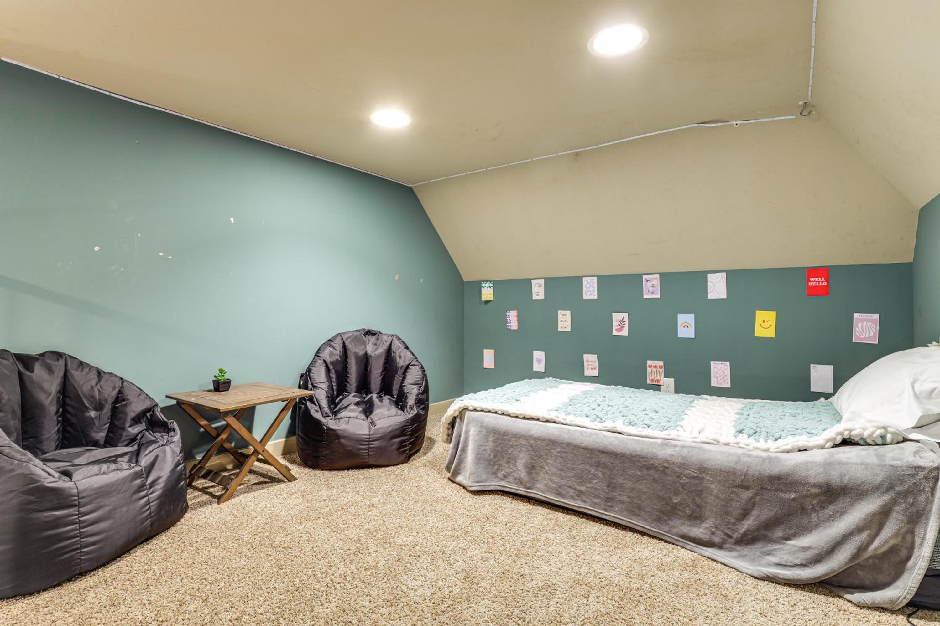 Walk to Marina Center Hill Lake Home with Hot Tub