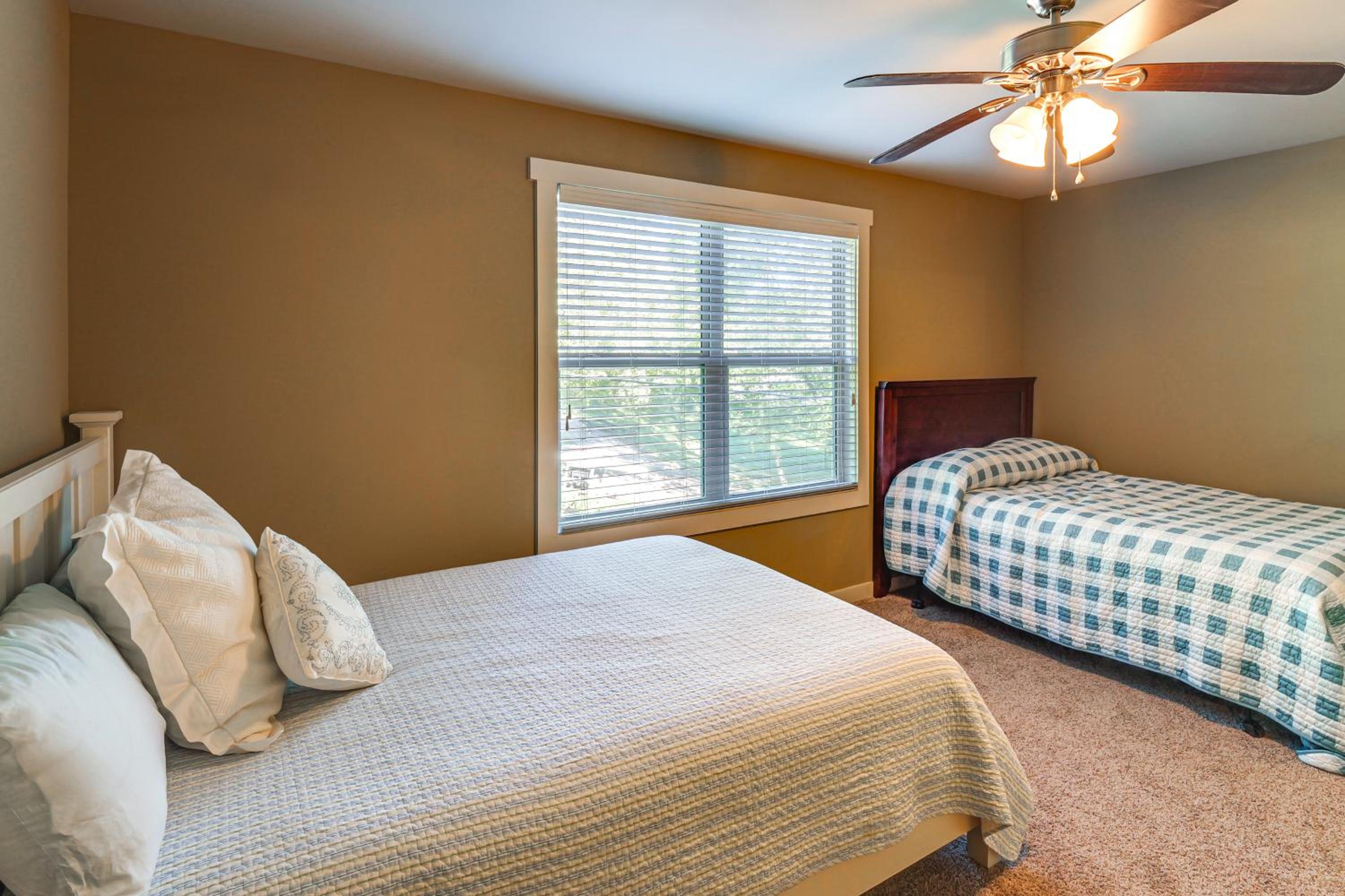 Walk to Marina Center Hill Lake Home with Hot Tub