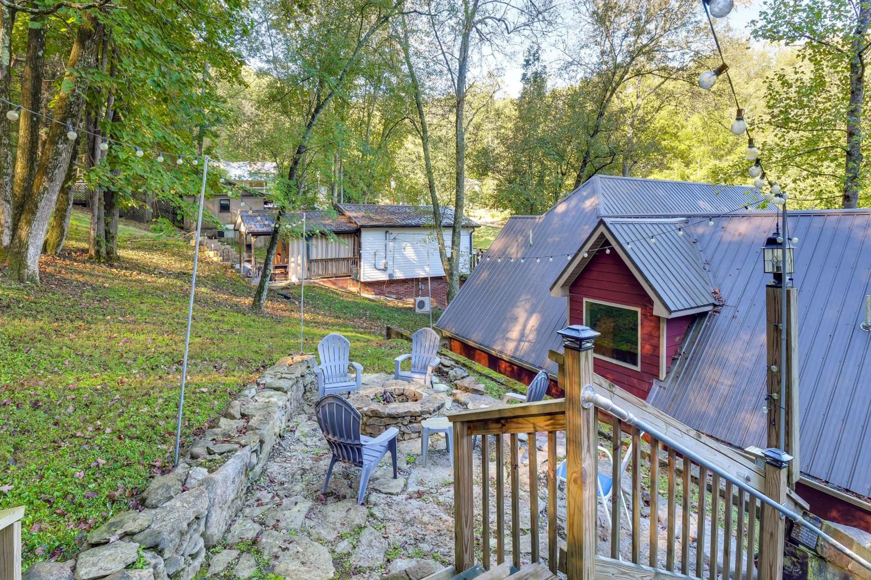 Walk to Marina Center Hill Lake Home with Hot Tub