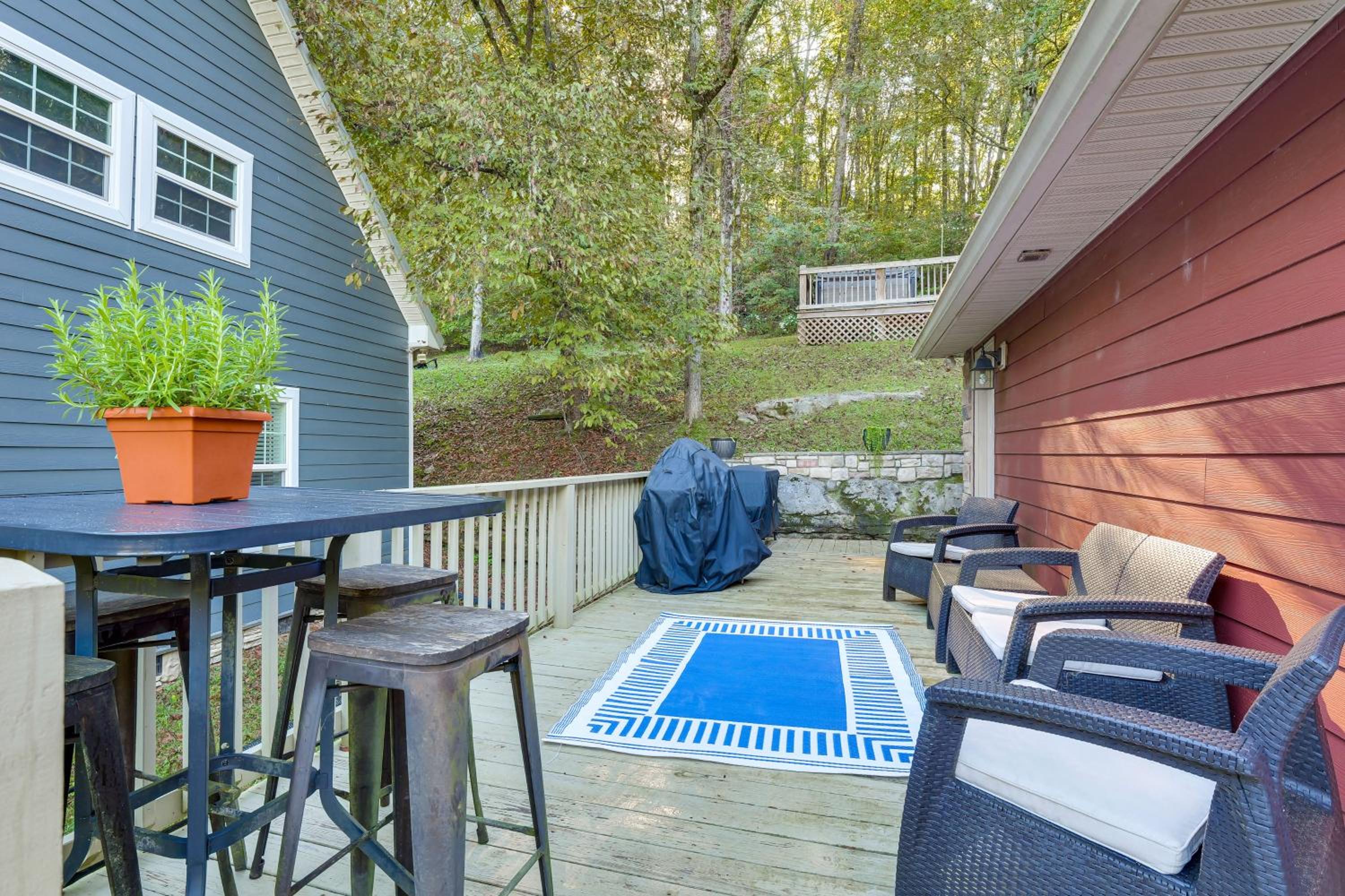 Walk to Marina Center Hill Lake Home with Hot Tub