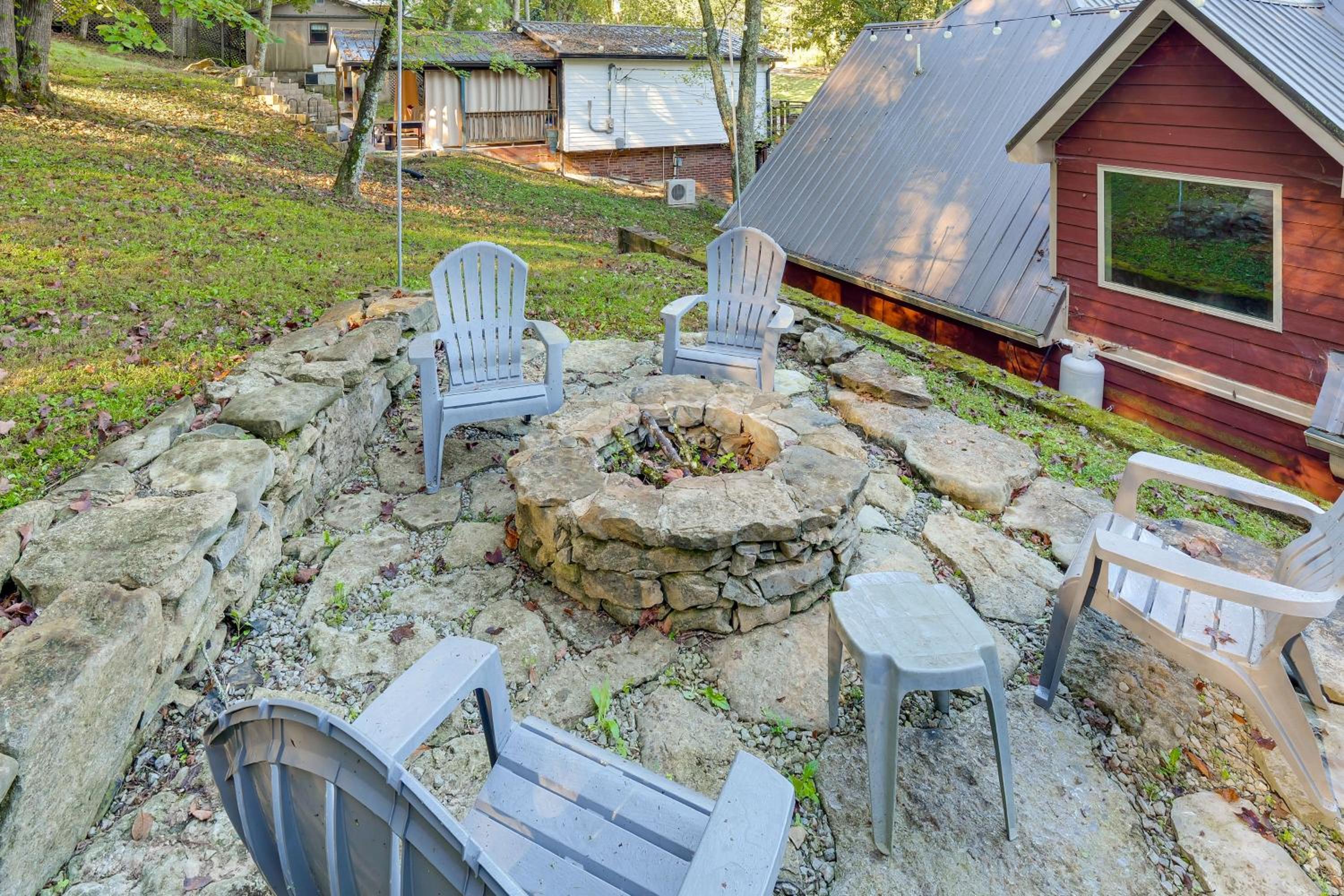 Walk to Marina Center Hill Lake Home with Hot Tub