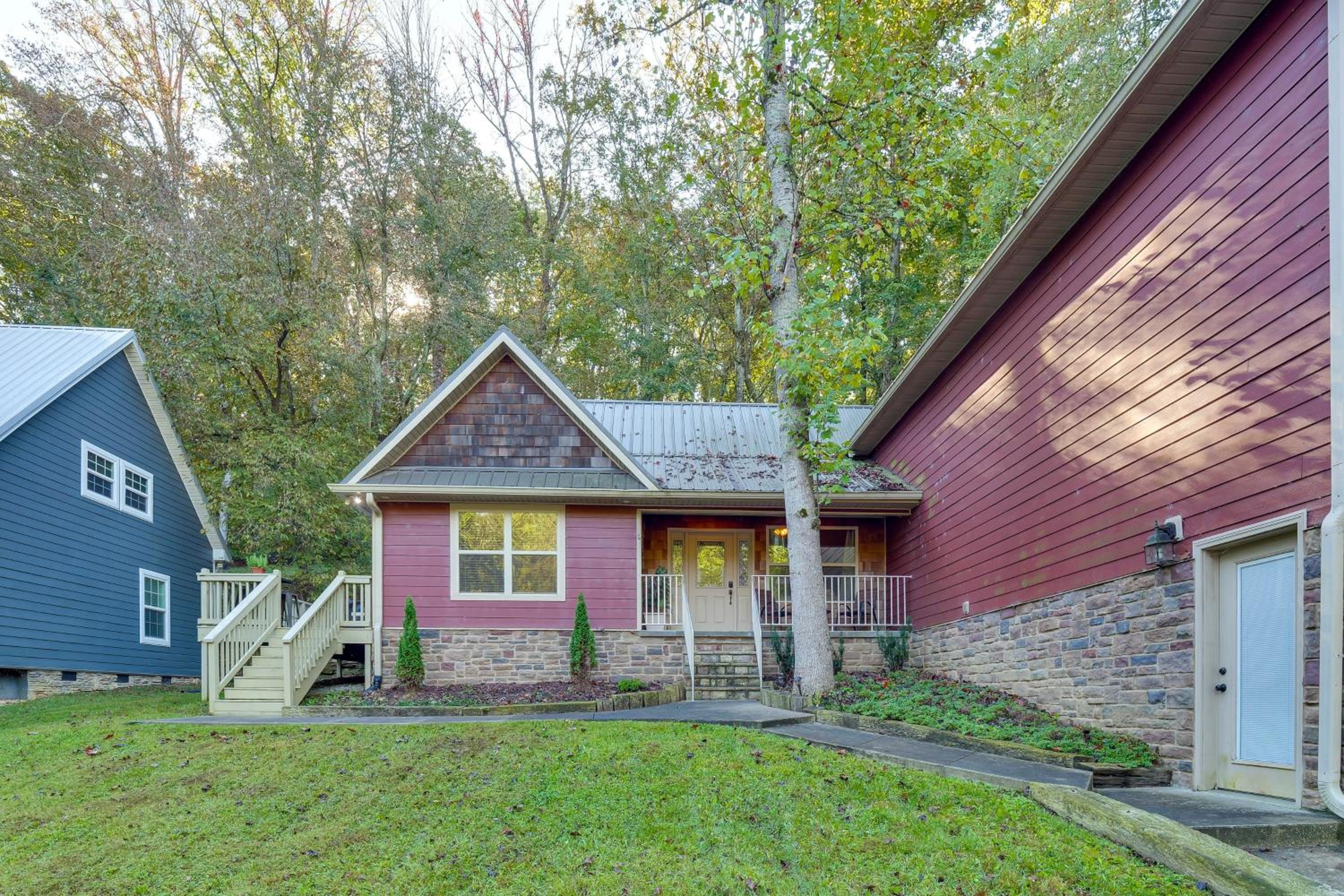 Walk to Marina Center Hill Lake Home with Hot Tub