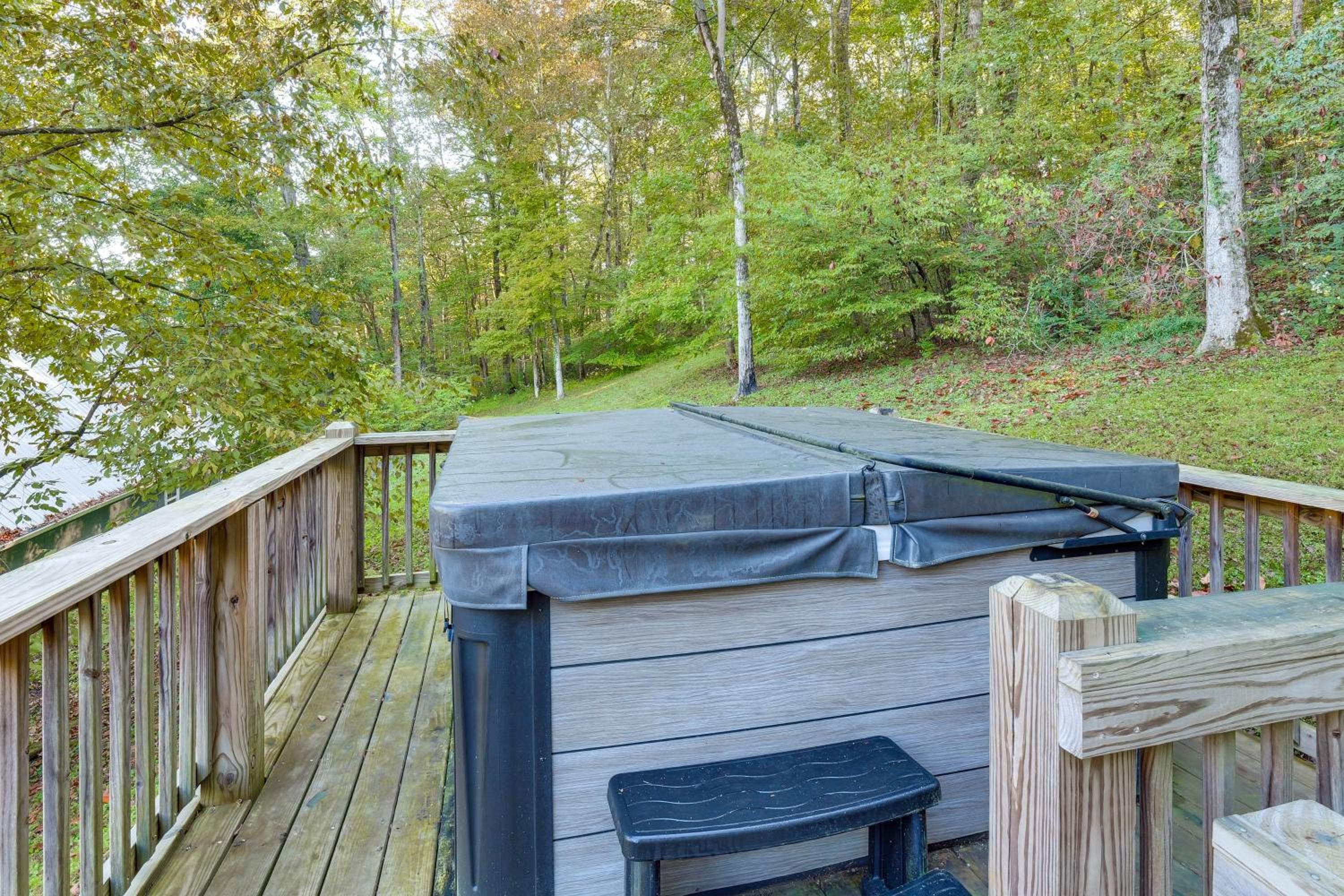 Walk to Marina Center Hill Lake Home with Hot Tub
