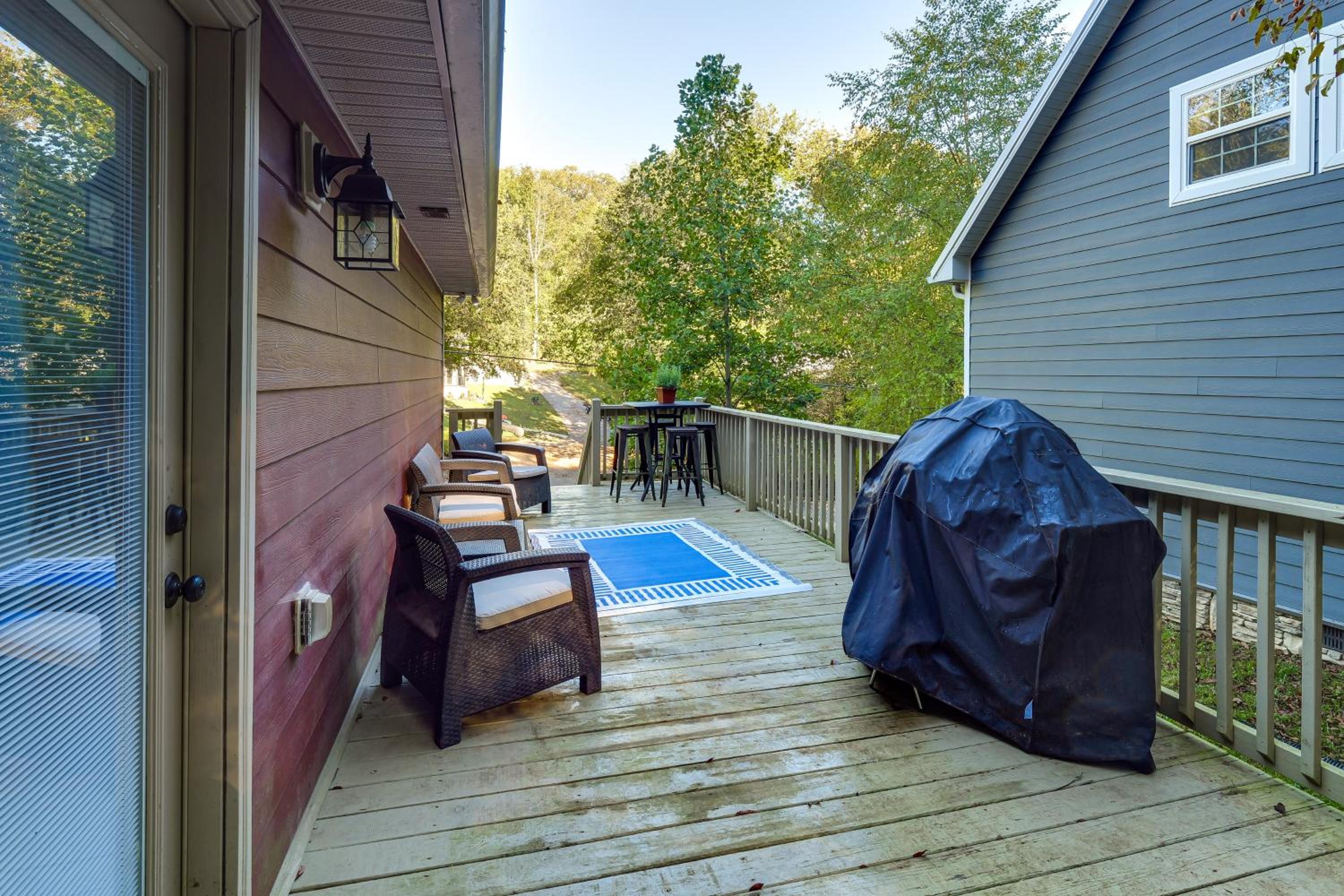 Walk to Marina Center Hill Lake Home with Hot Tub