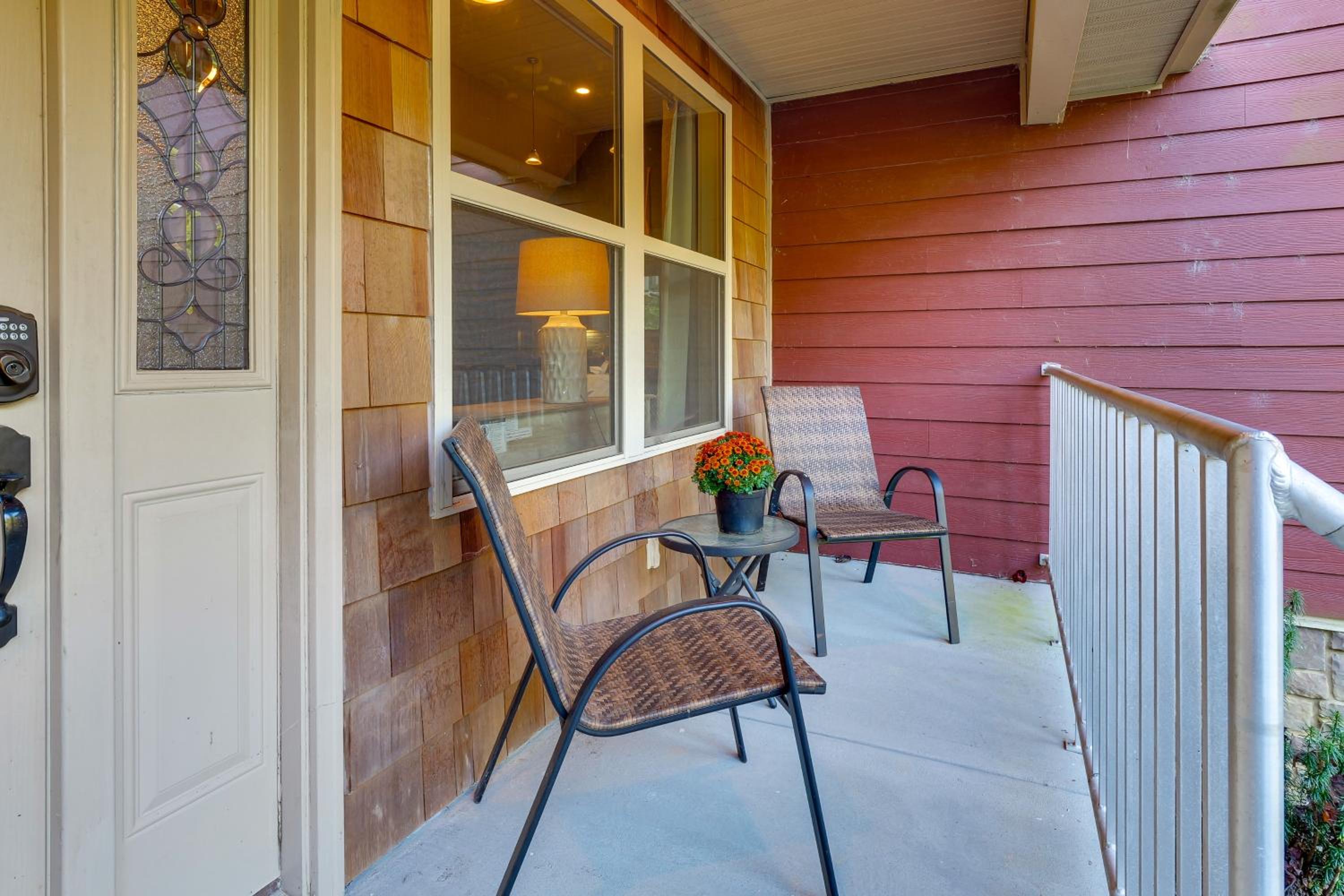 Walk to Marina Center Hill Lake Home with Hot Tub