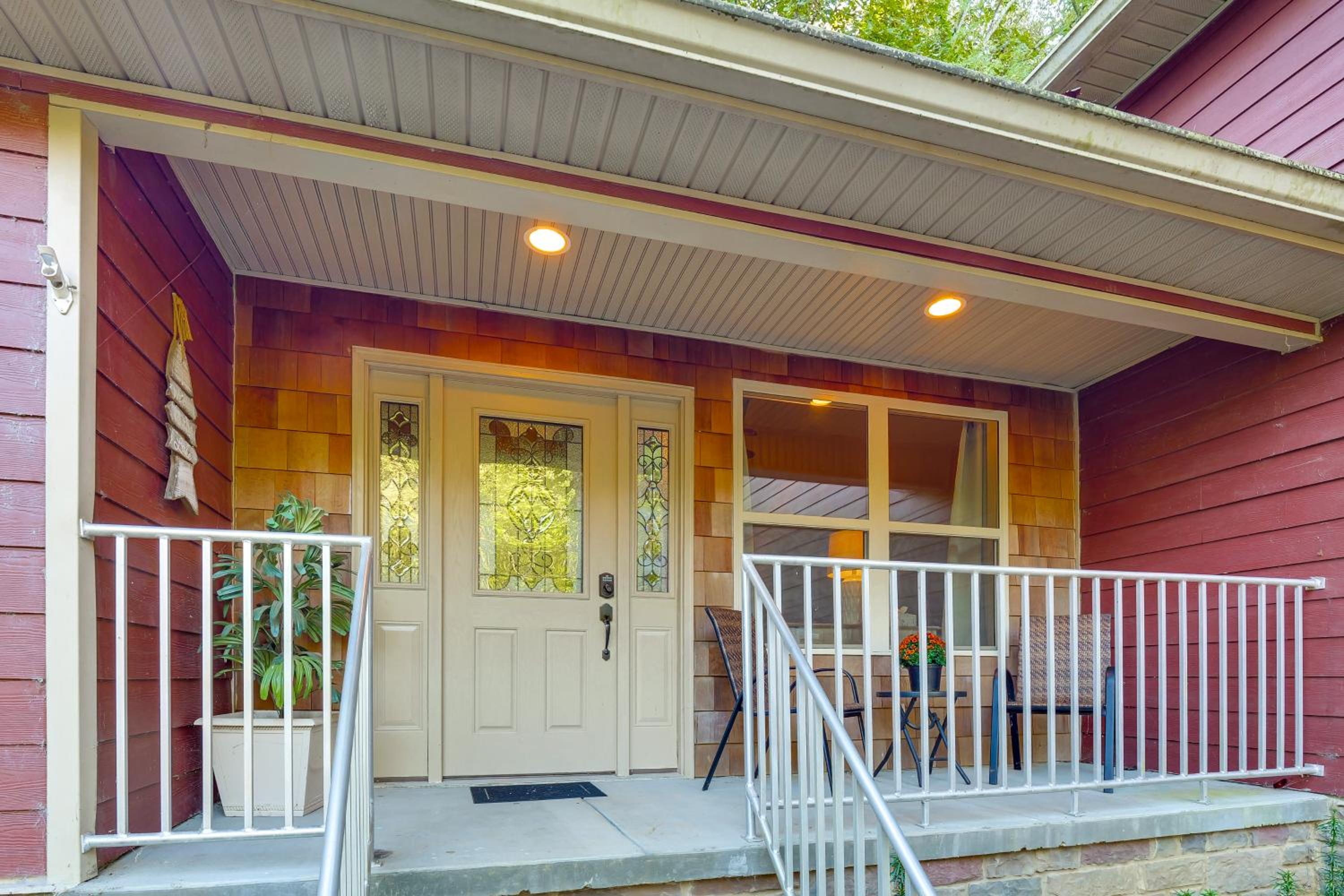 Walk to Marina Center Hill Lake Home with Hot Tub