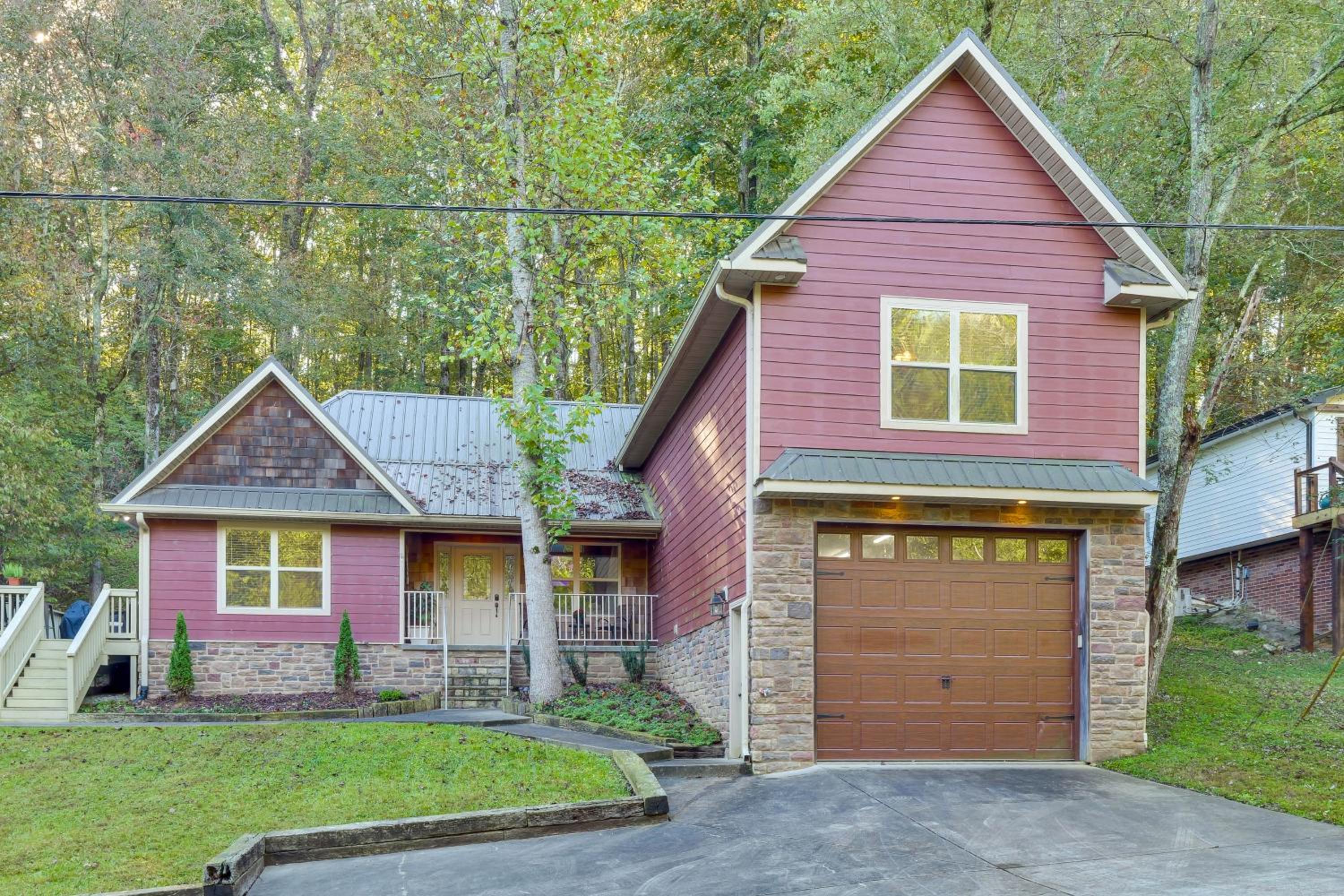 Walk to Marina Center Hill Lake Home with Hot Tub