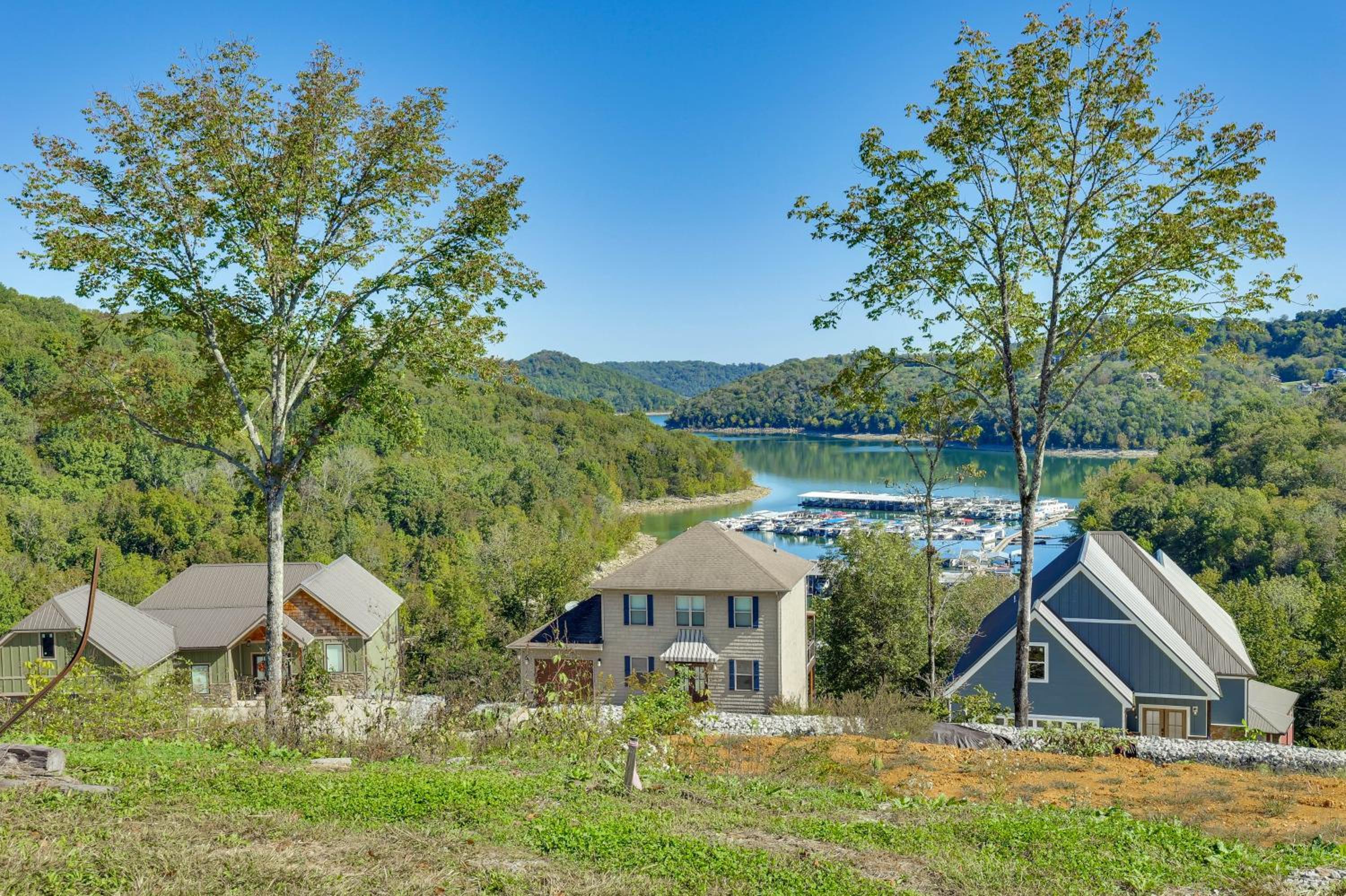 Walk to Marina Center Hill Lake Home with Hot Tub