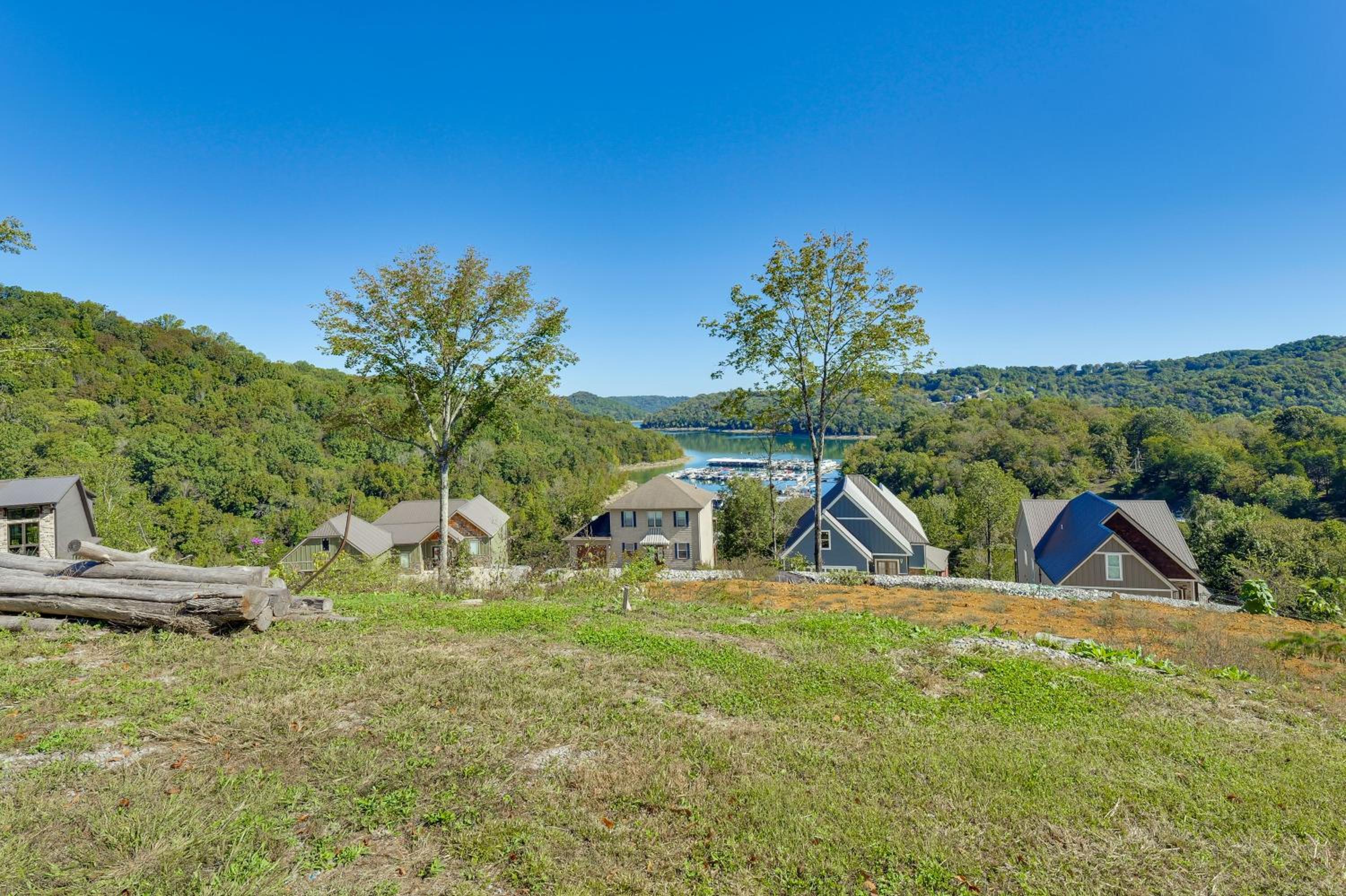 Walk to Marina Center Hill Lake Home with Hot Tub