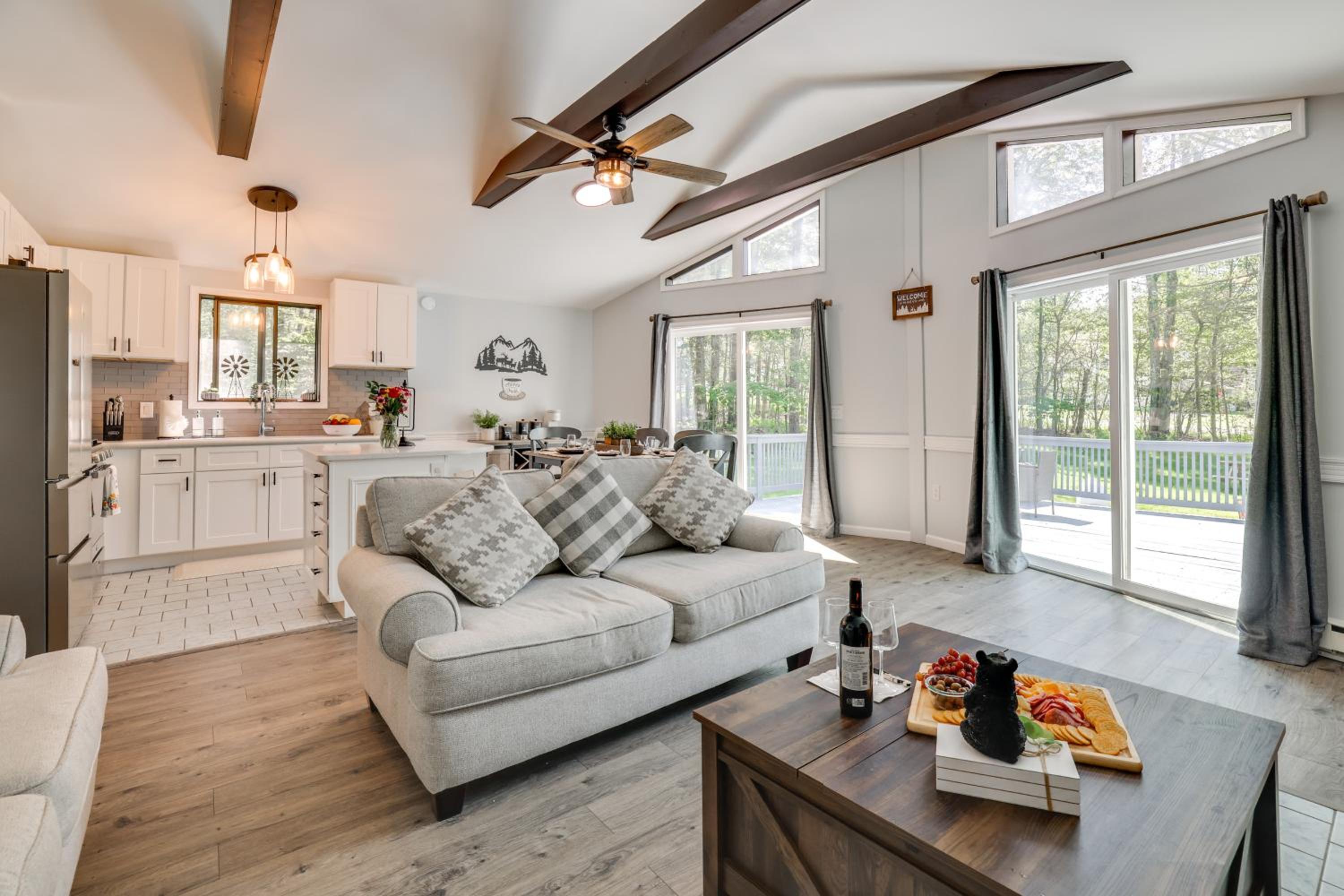 Hot Tub and Game Room Wooded Poconos Retreat