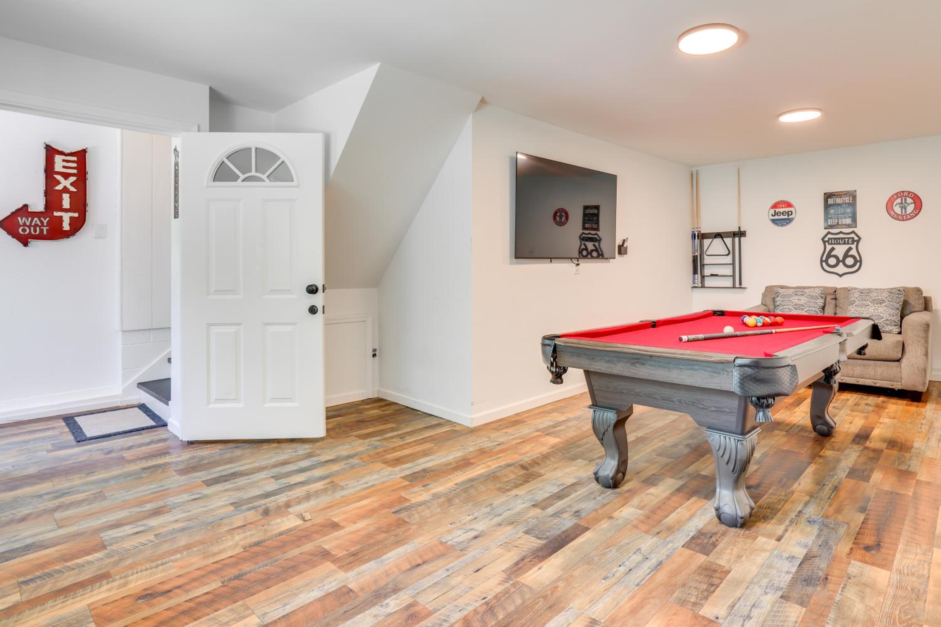 Hot Tub and Game Room Wooded Poconos Retreat