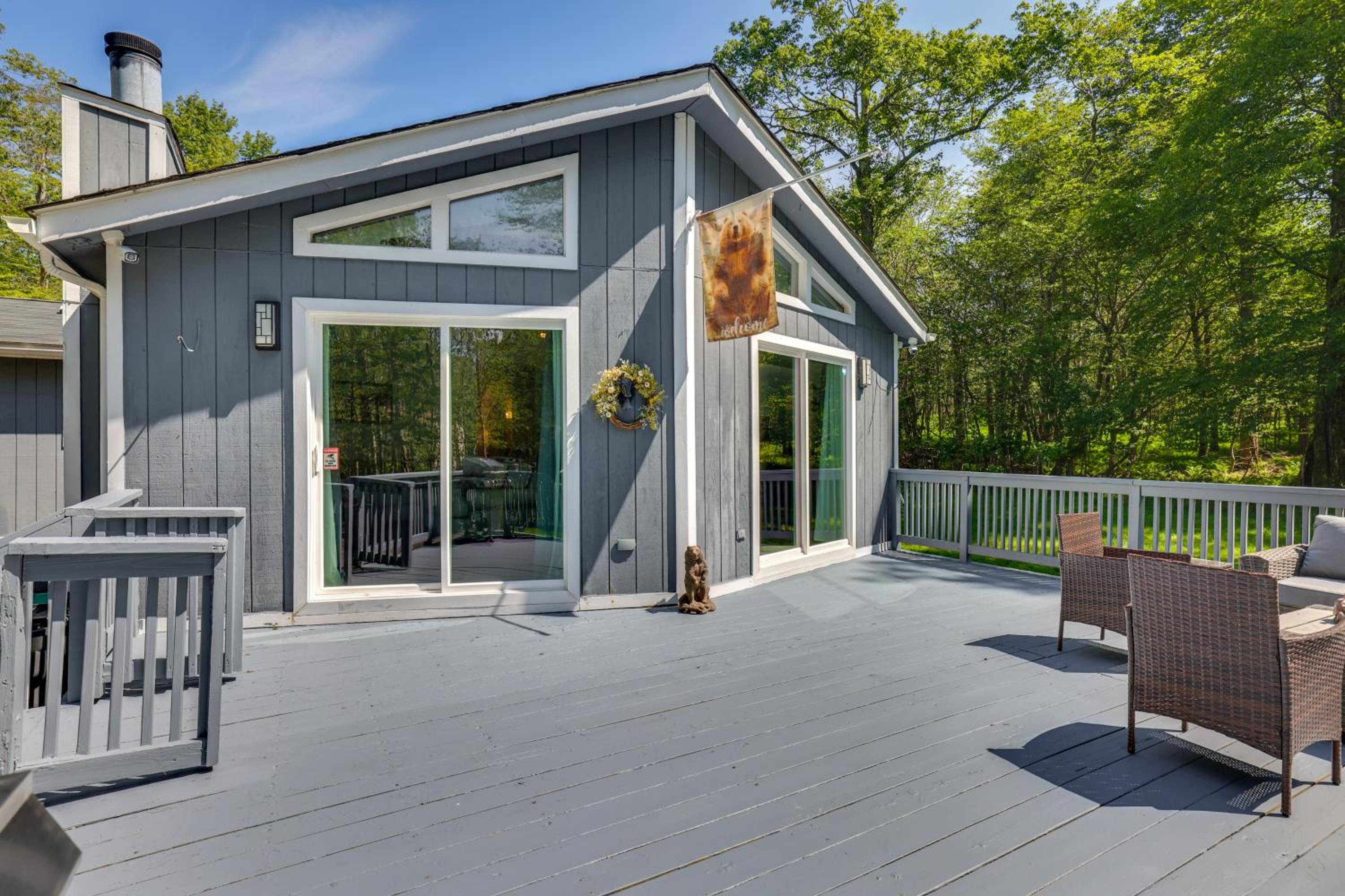 Hot Tub and Game Room Wooded Poconos Retreat