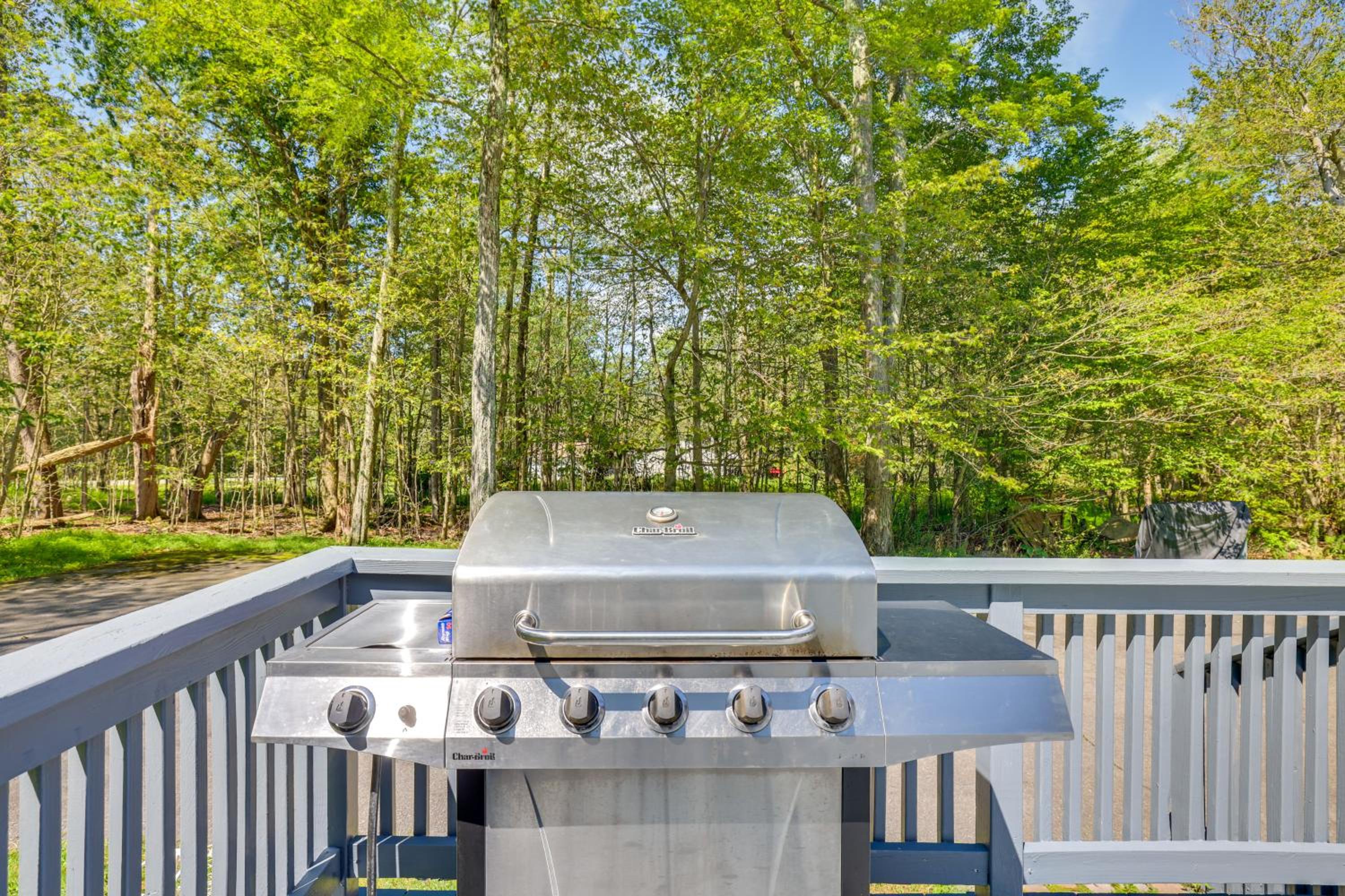 Hot Tub and Game Room Wooded Poconos Retreat