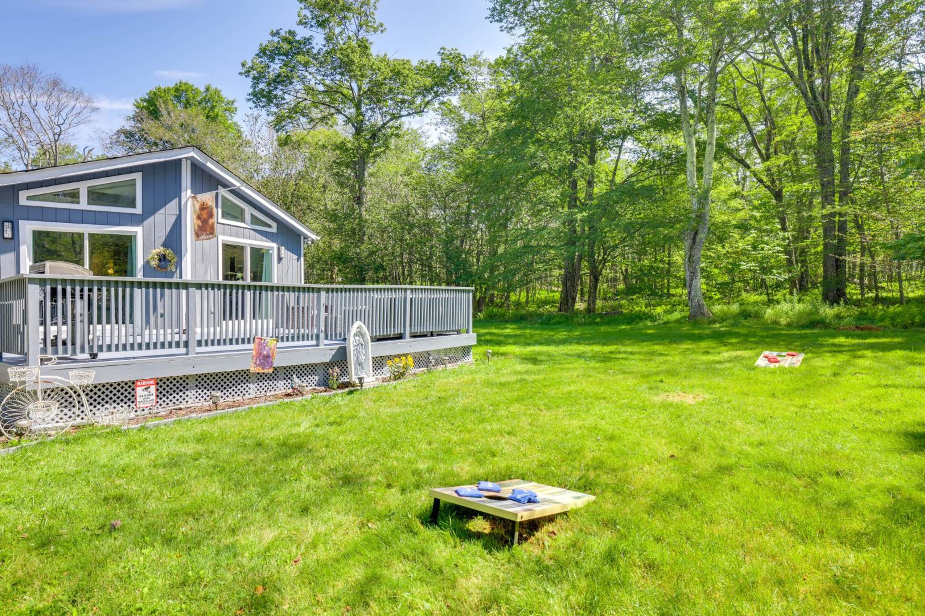Hot Tub and Game Room Wooded Poconos Retreat