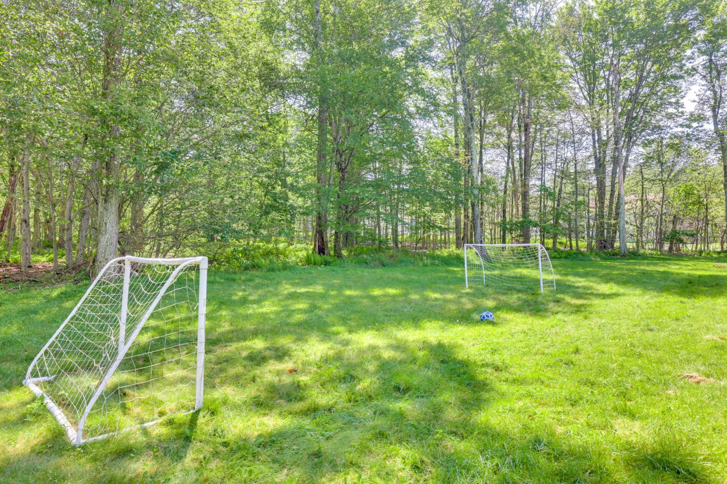 Hot Tub and Game Room Wooded Poconos Retreat