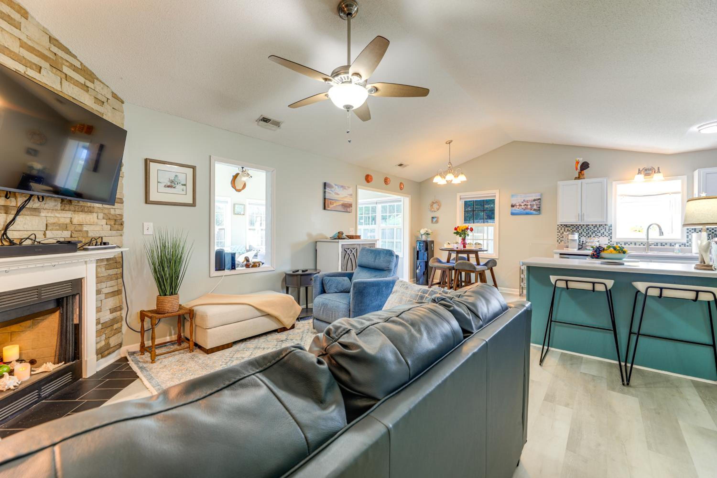 7 Mi to Swansboro Boardwalk Hubert Rental with Yard