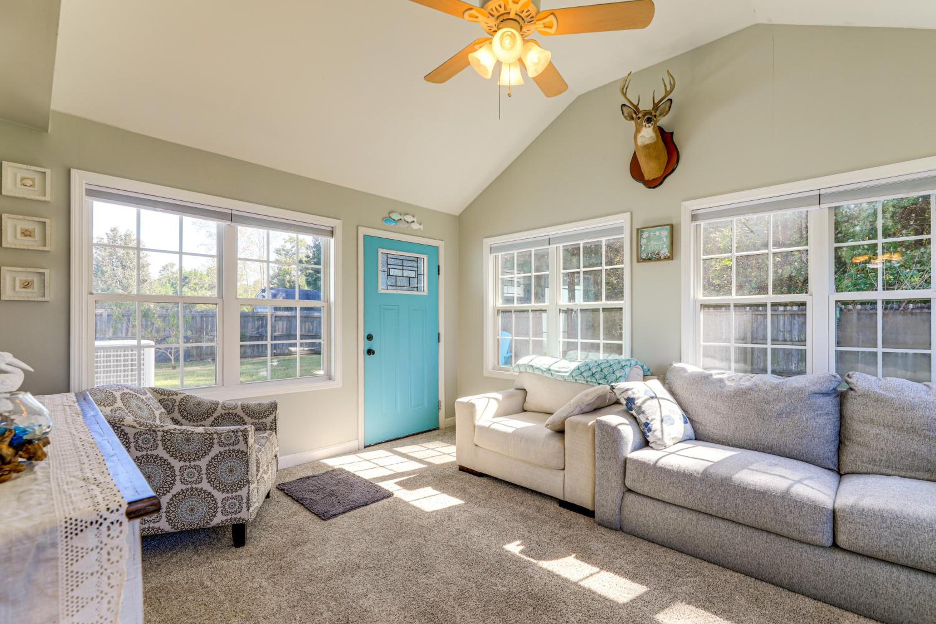 7 Mi to Swansboro Boardwalk Hubert Rental with Yard