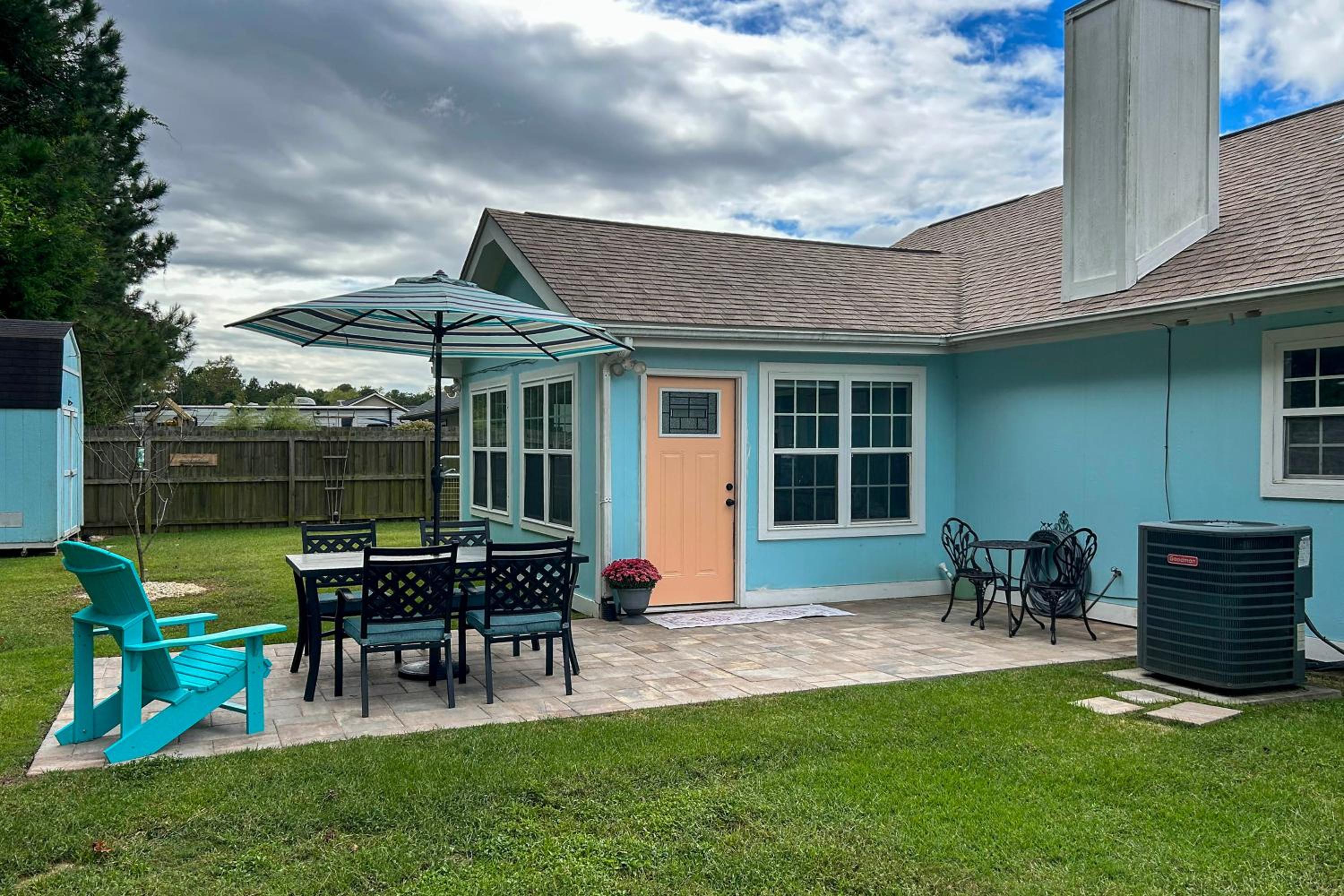 7 Mi to Swansboro Boardwalk Hubert Rental with Yard