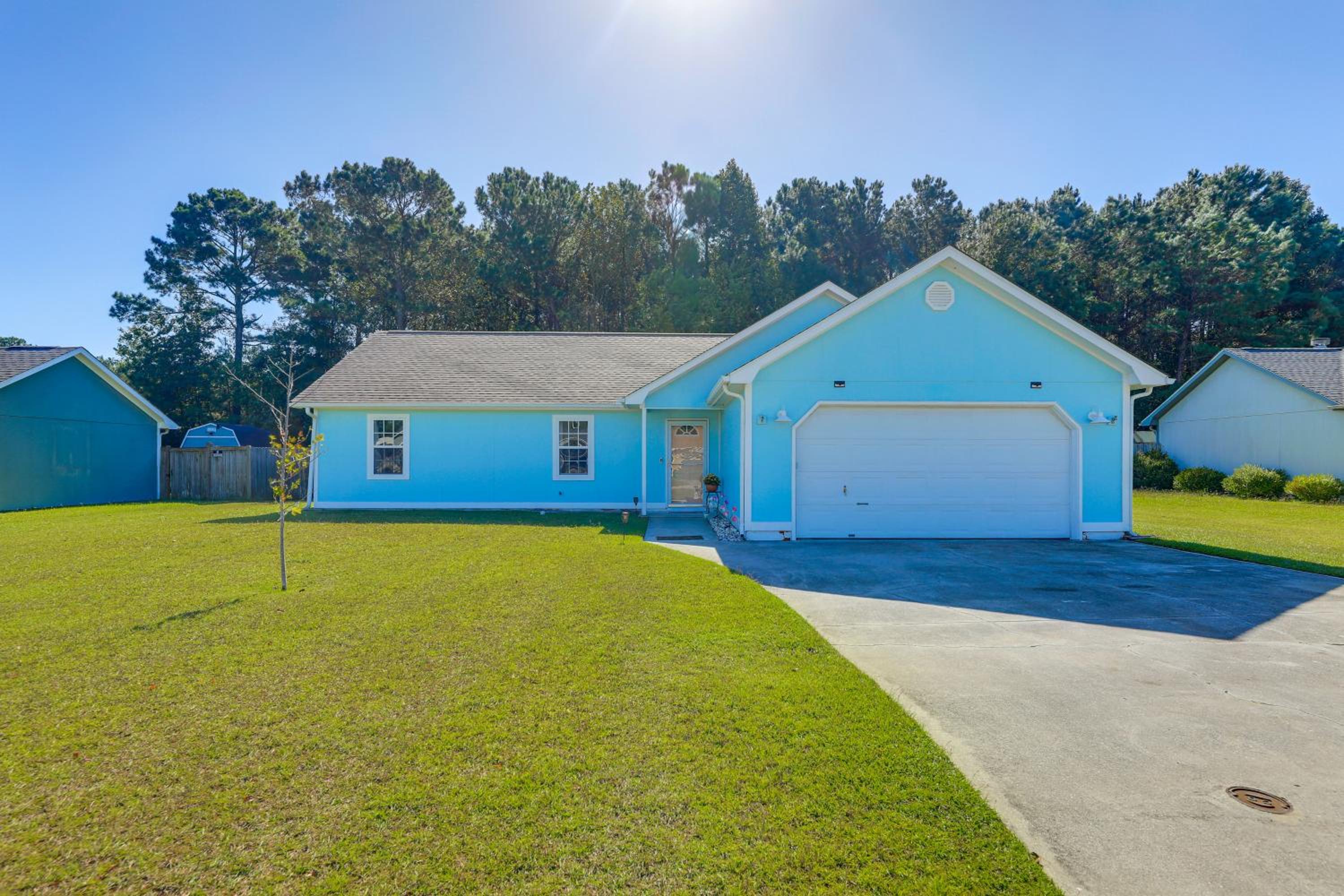 7 Mi to Swansboro Boardwalk Hubert Rental with Yard