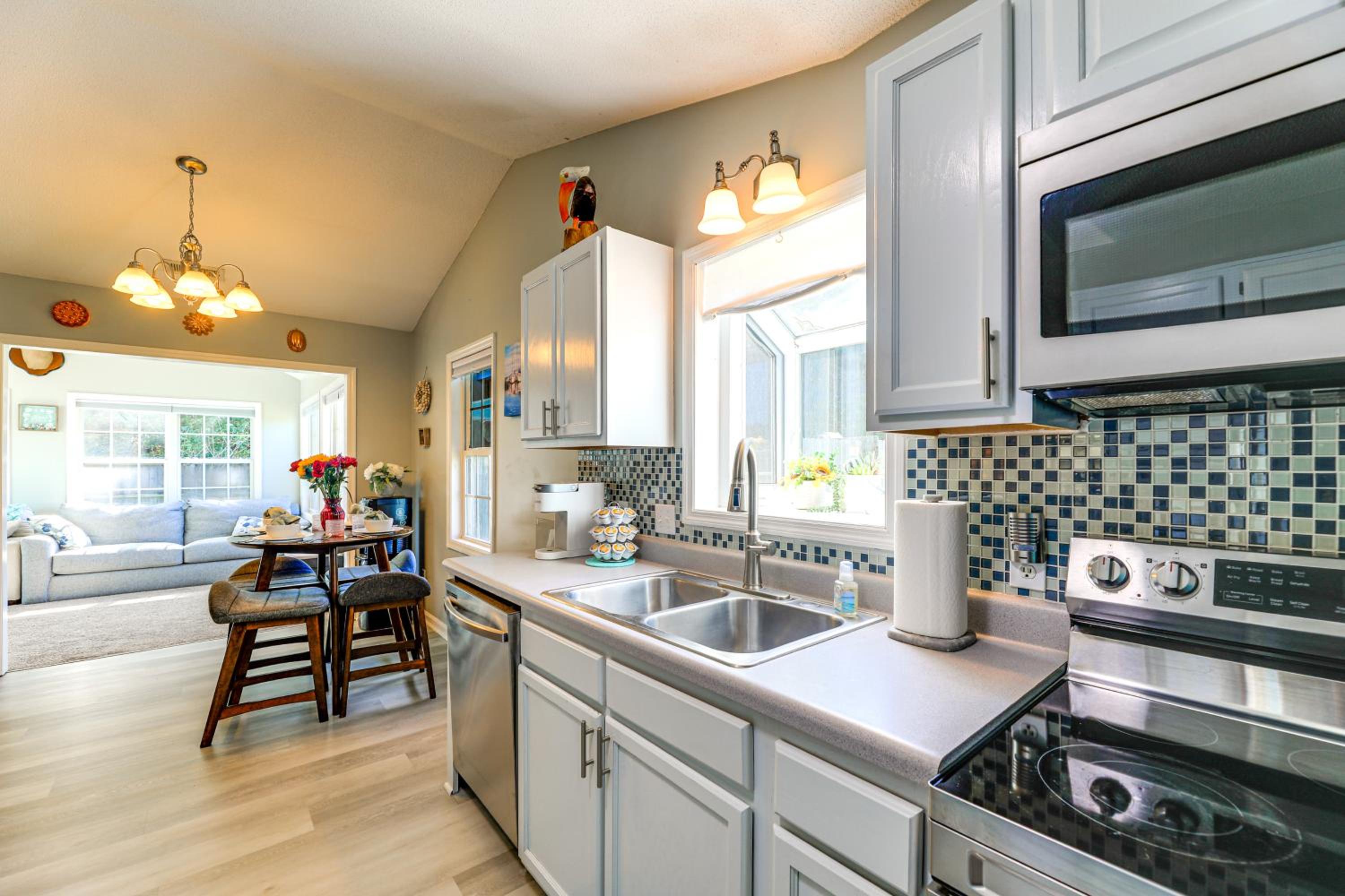 7 Mi to Swansboro Boardwalk Hubert Rental with Yard