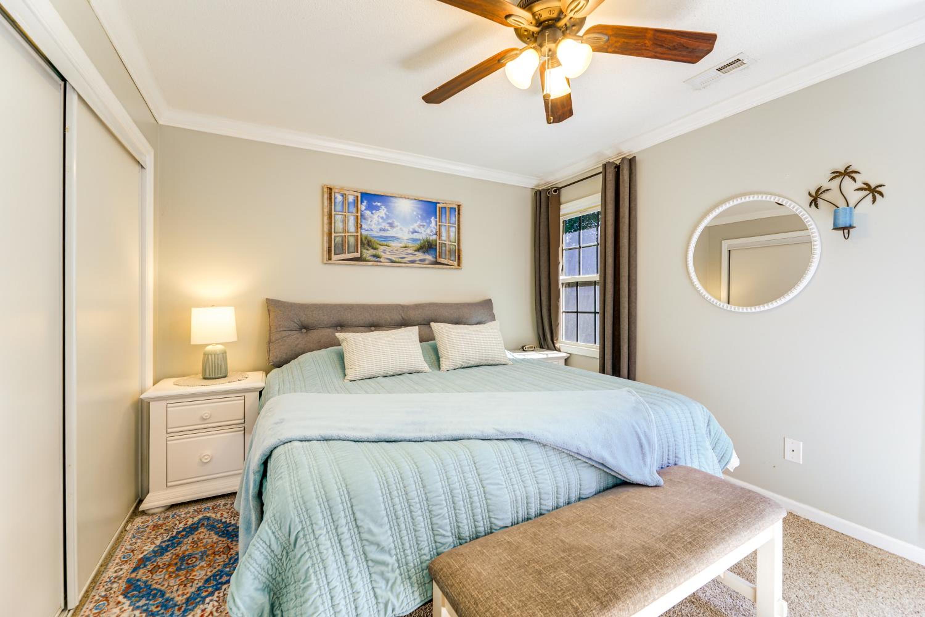 7 Mi to Swansboro Boardwalk Hubert Rental with Yard