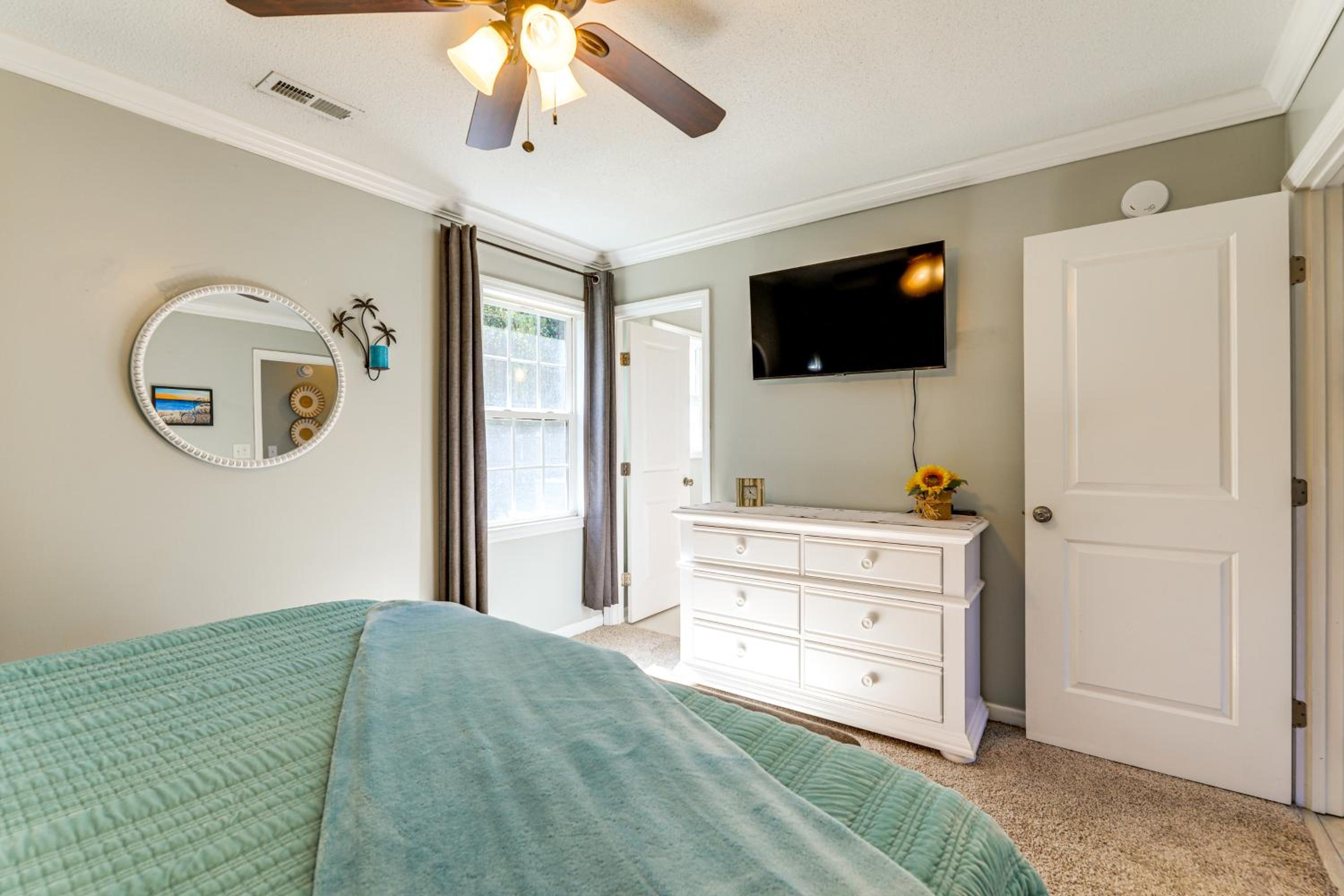 7 Mi to Swansboro Boardwalk Hubert Rental with Yard