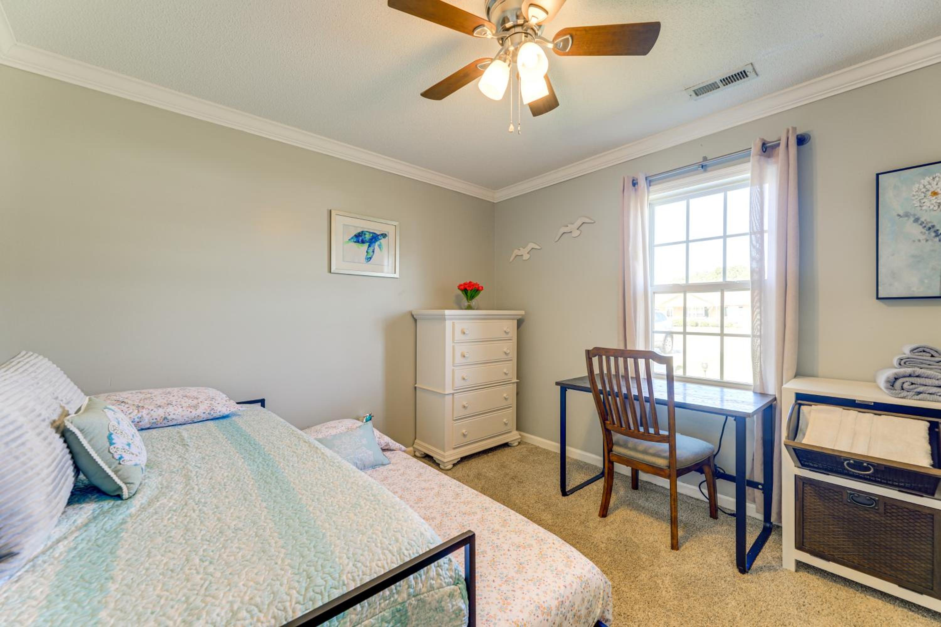 7 Mi to Swansboro Boardwalk Hubert Rental with Yard