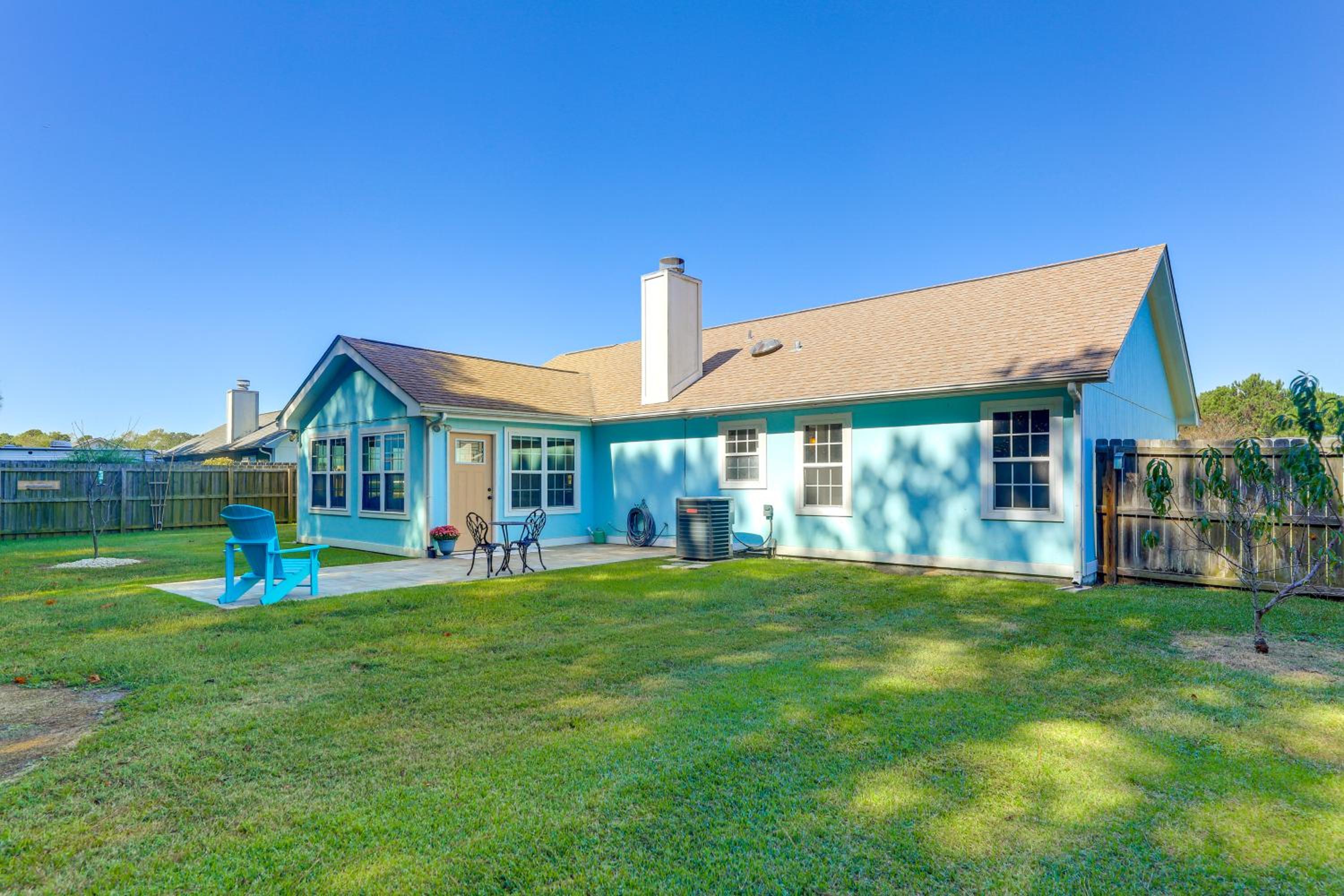 7 Mi to Swansboro Boardwalk Hubert Rental with Yard