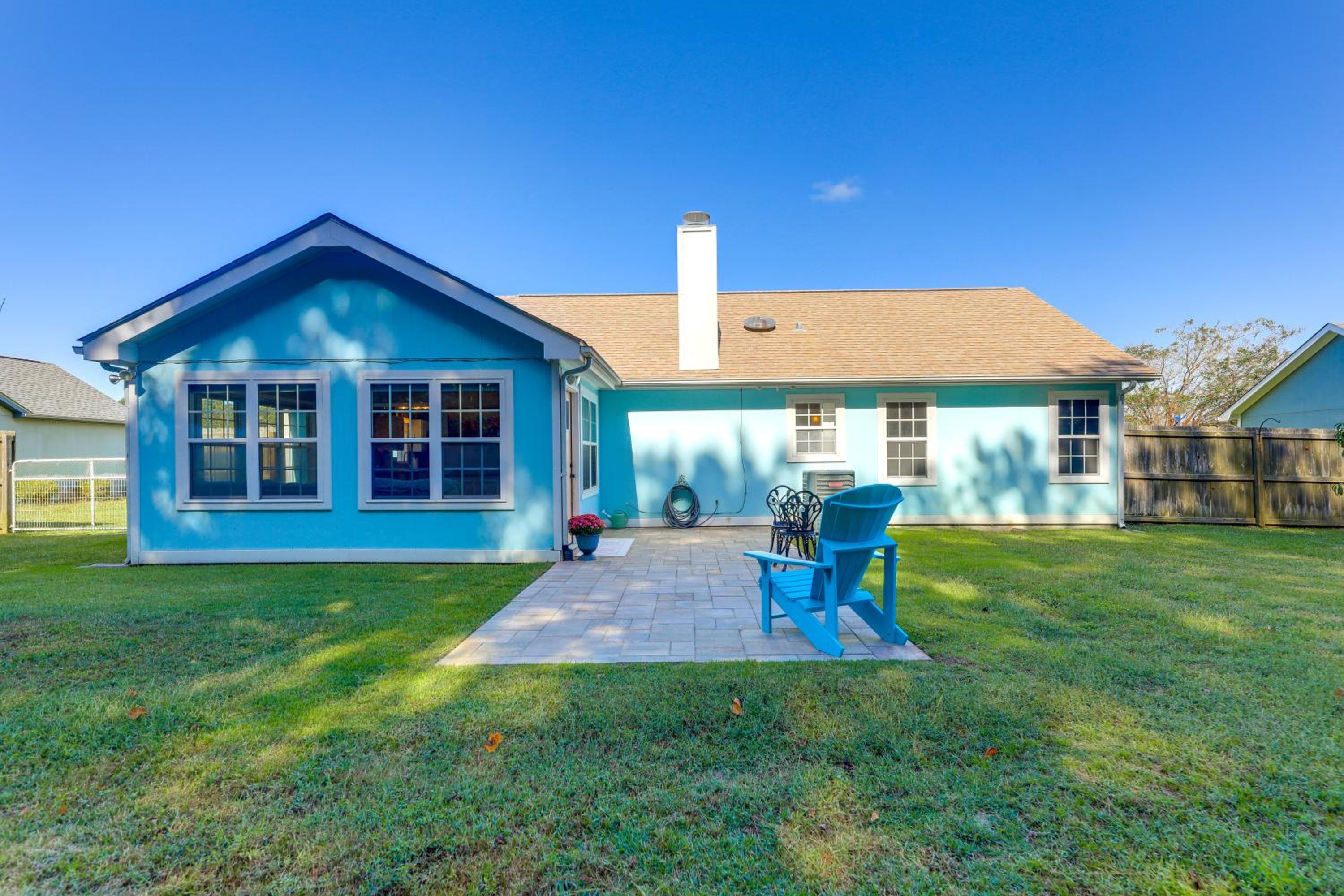 7 Mi to Swansboro Boardwalk Hubert Rental with Yard