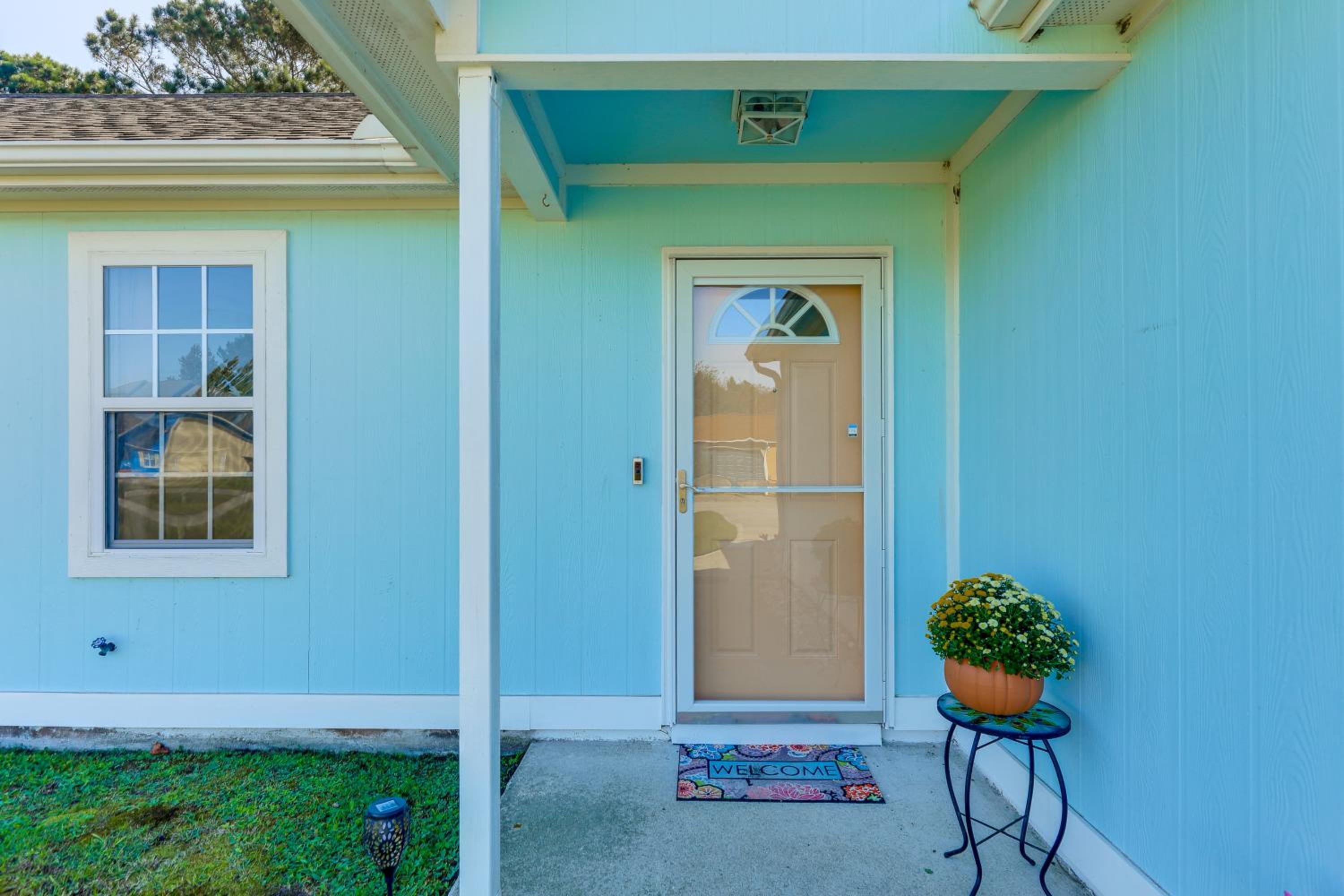 7 Mi to Swansboro Boardwalk Hubert Rental with Yard