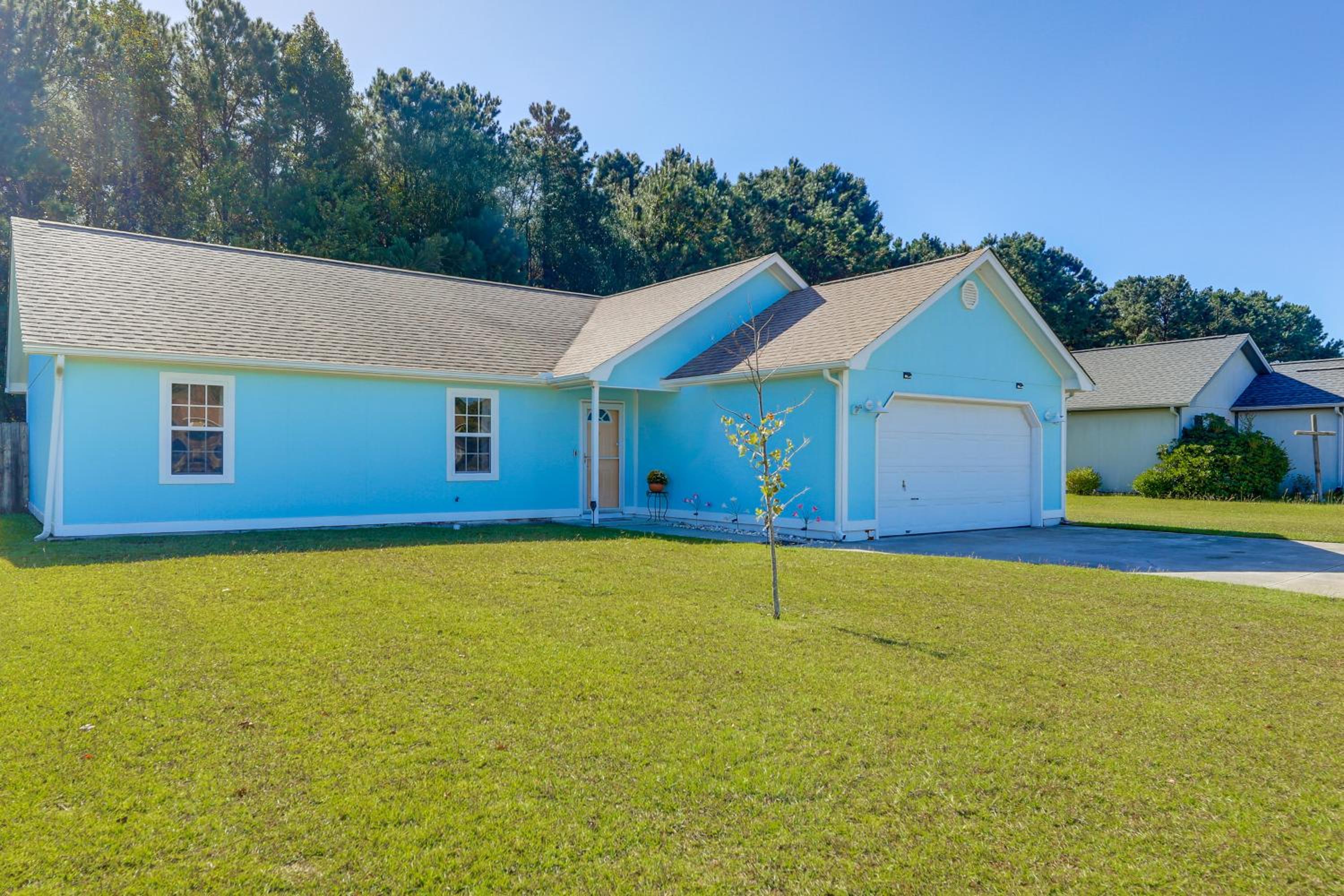 7 Mi to Swansboro Boardwalk Hubert Rental with Yard