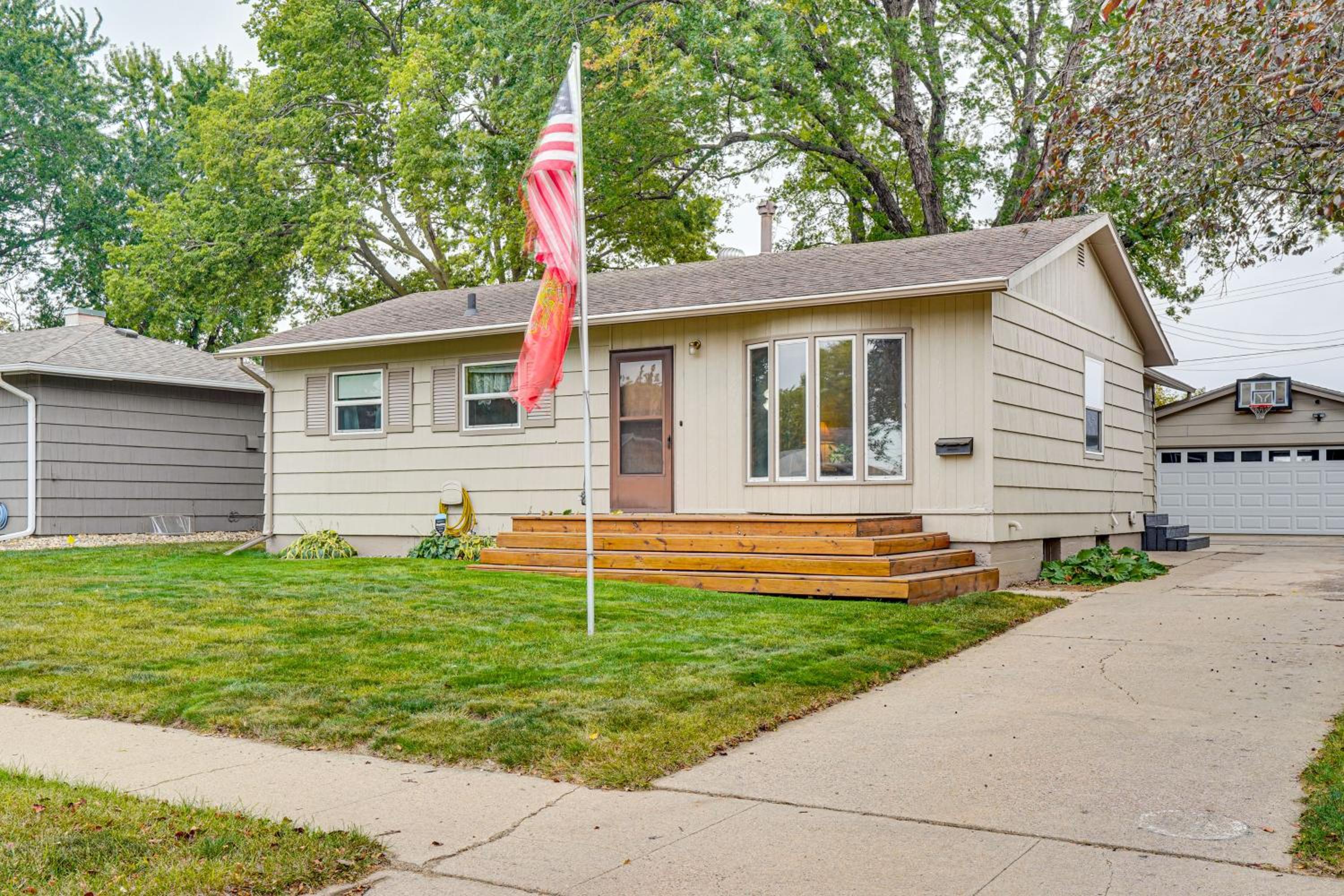 Walk to Parks and Greenway Sioux Falls Getaway!